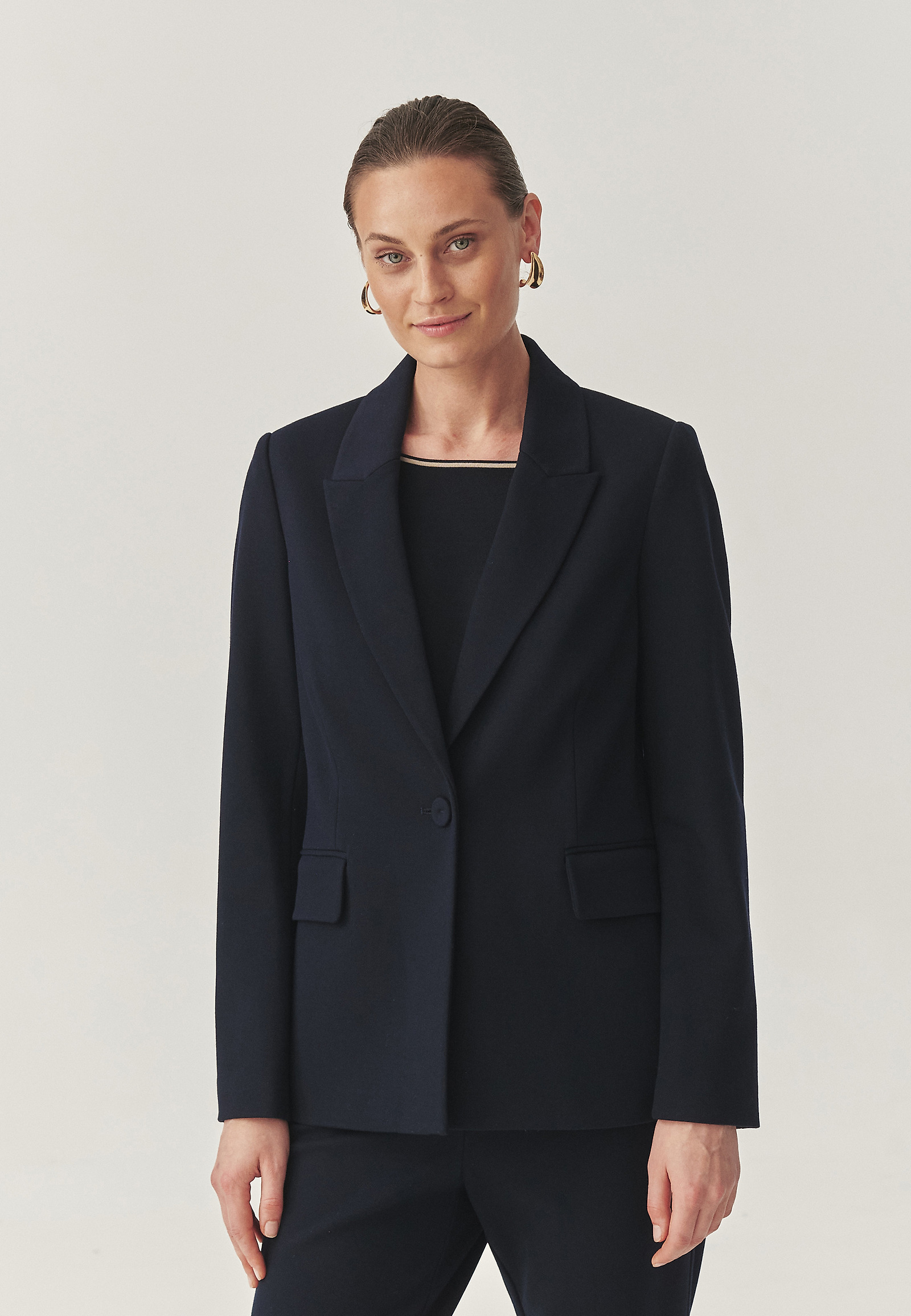 VLNĚNÝ BLAZER S KNOFLÍKOVÝM ZÁVĚSEM - SERMA VLNĚNÝ BLAZER S KNOFLÍKOVÝM ZÁVĚSEM - SERMA TMAVĚ MODRÁ 114734