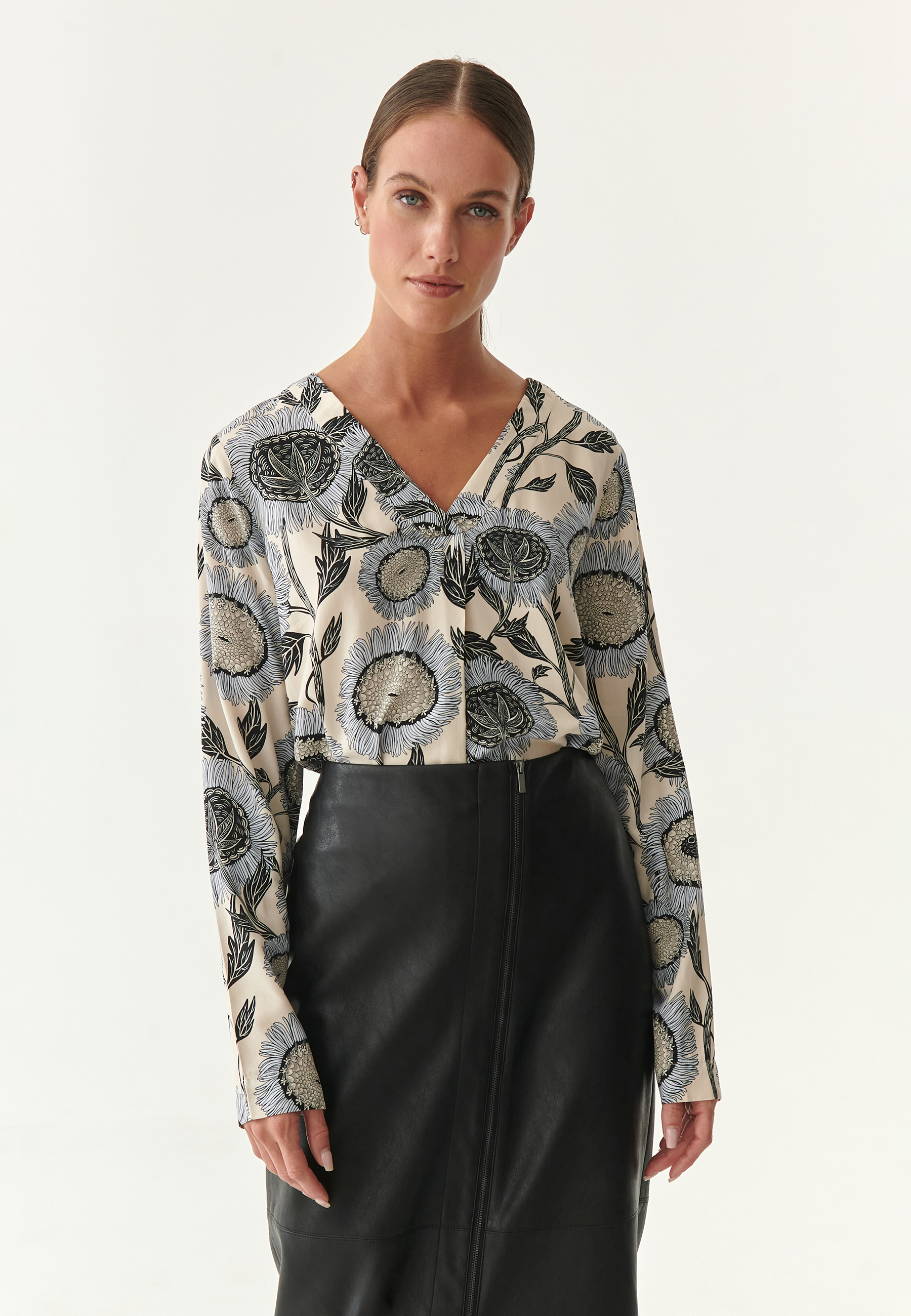 DÁMSKÁ HALENKA S KVĚTINOVÝM MOTIVEM KARIWA