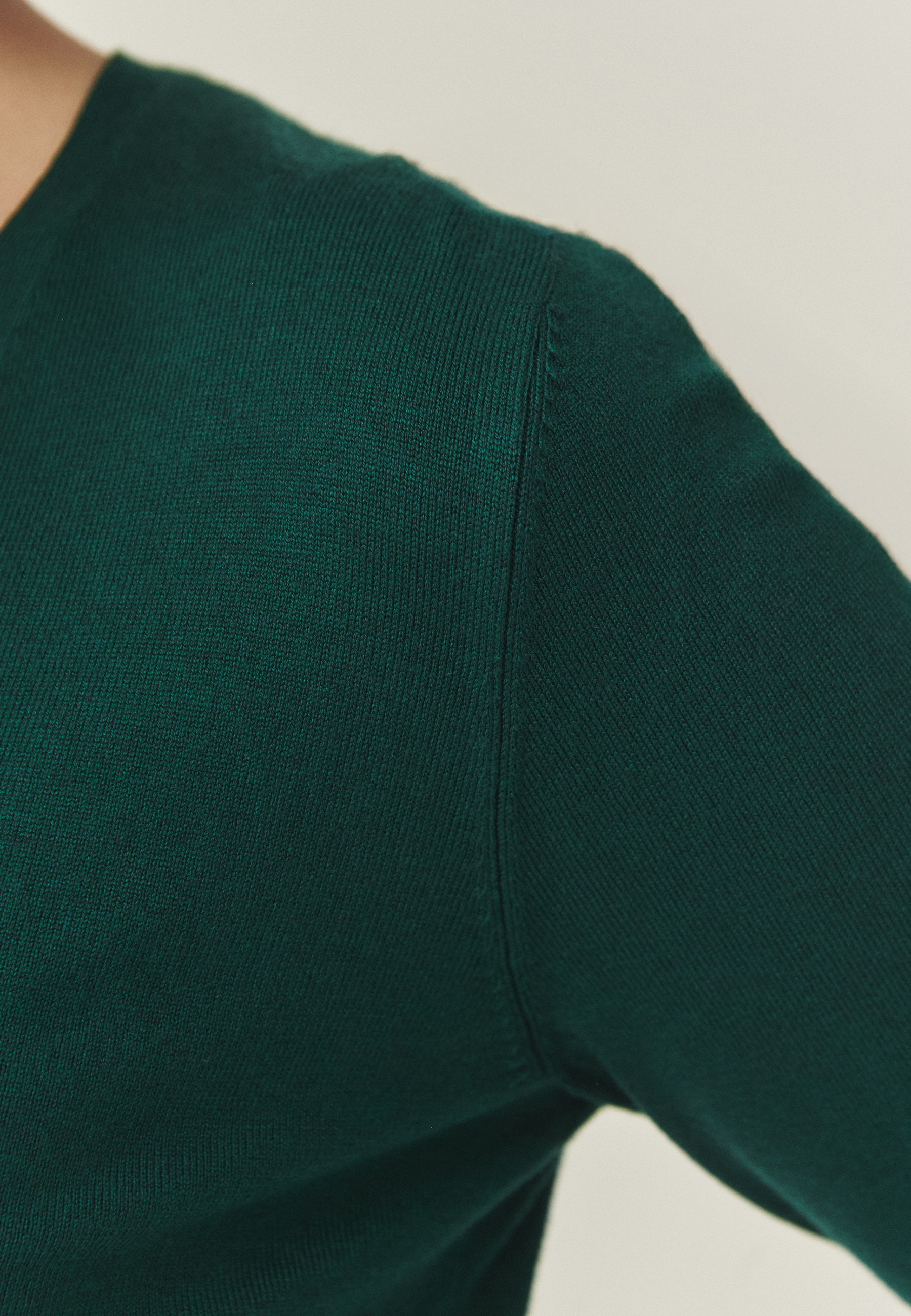 KLASYCZNY SWETER Z WISKOZĄ LENZING™ ECOVERO™ - NICOLLA ZIELONY 2