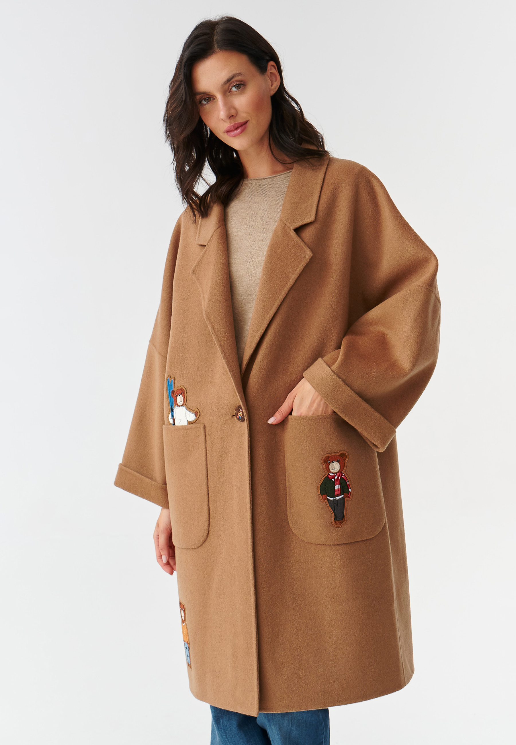 OVERSIZOWY PŁASZCZ DAMSKI Z NASZYWKAMI Z MISIEM USZATKIEM MISIOLANTA