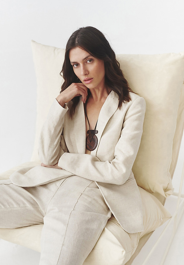 STYLISH LADIES’ BLAZER WITH COCONUT BUTTON - KAREMA 2 STYLISH LADIES’ BLAZER WITH COCONUT BUTTON - KAREMA 2 BEŻOWY 1