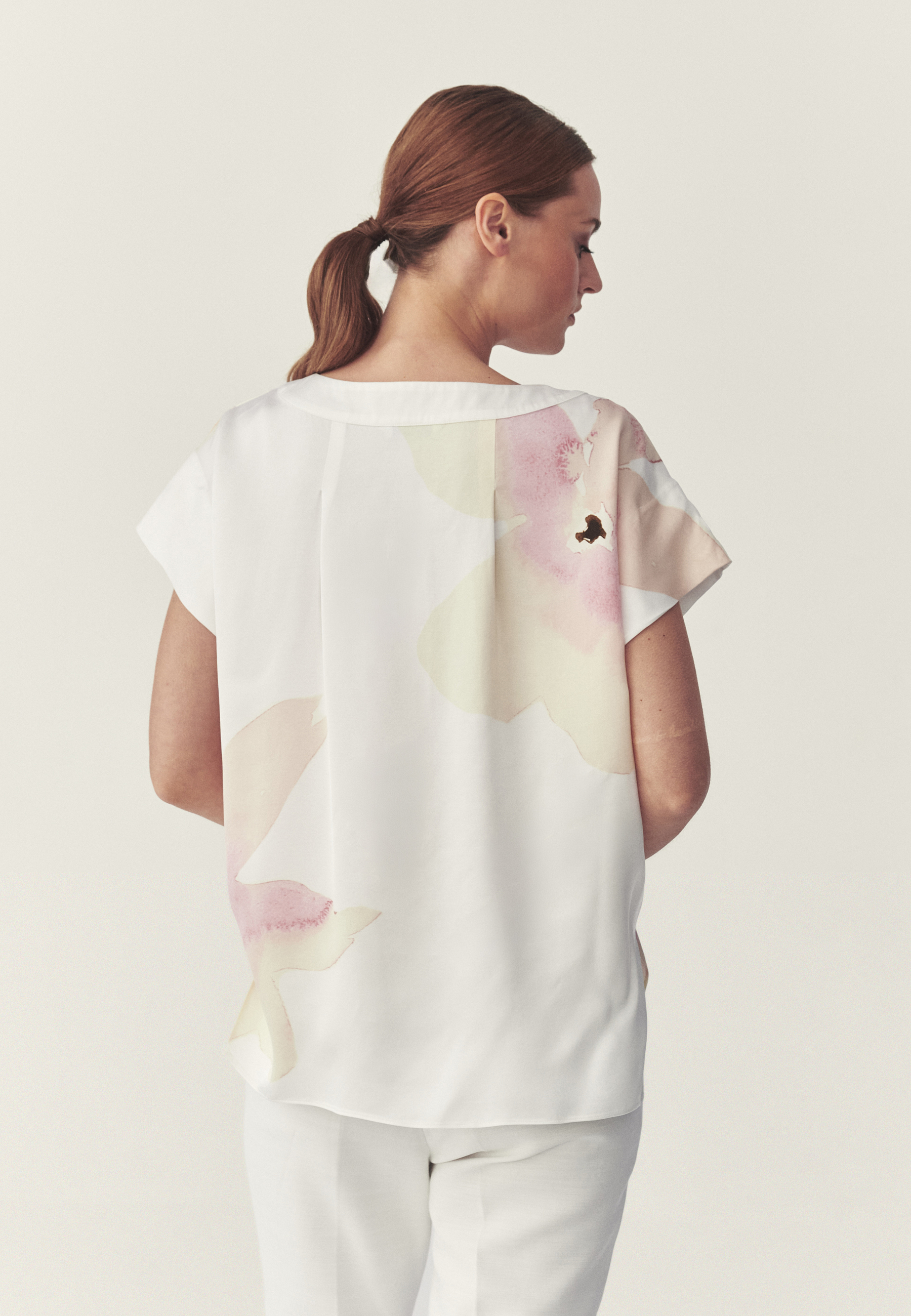 SATYNOWA BLUZKA W KWIATOWY WZÓR - IRMINA BIAŁY 2