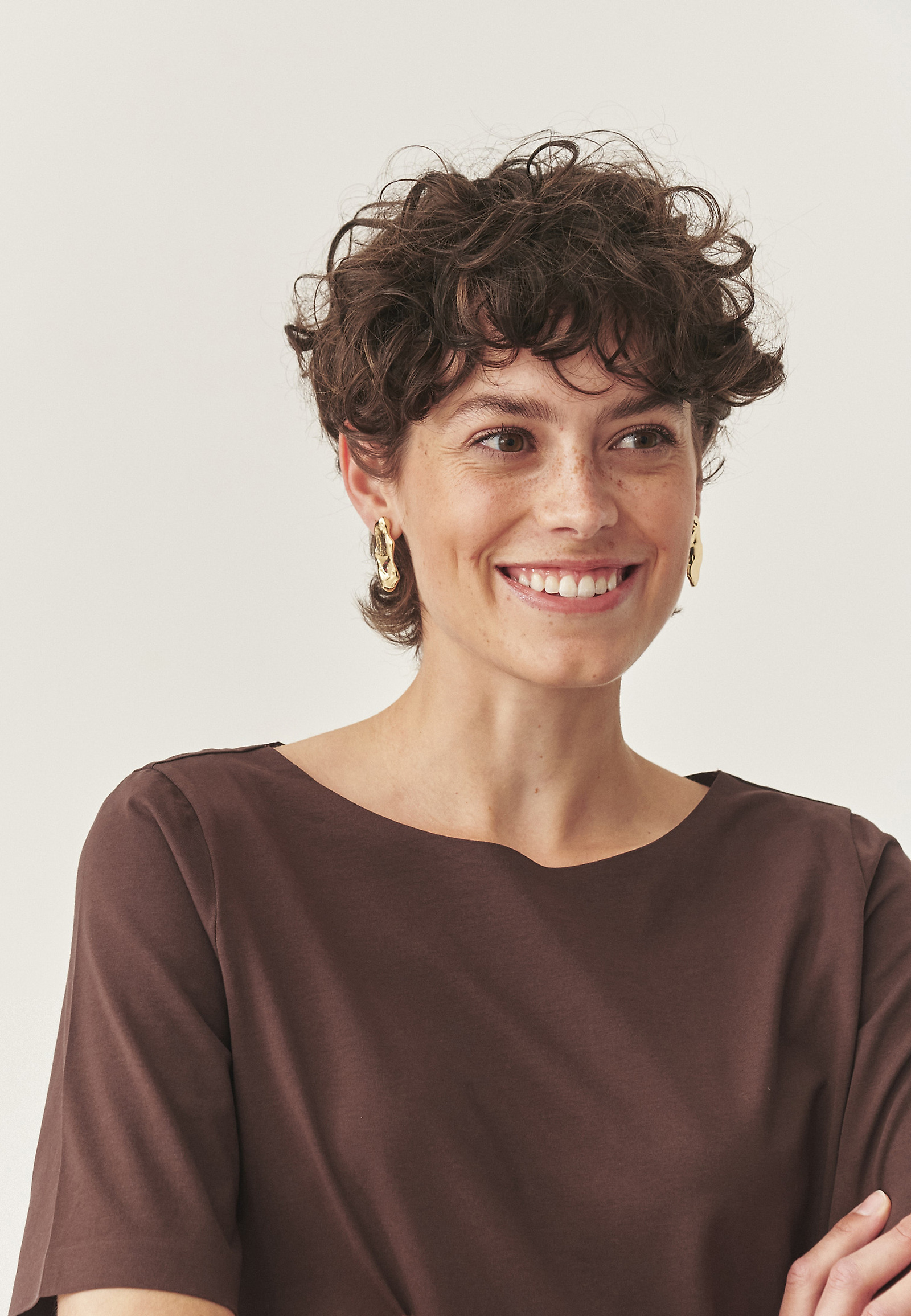 KLASICKÁ BAVLNENÁ BLÚZKA - MIKAJO KLASICKÁ BAVLNENÁ BLÚZKA - MIKAJO HNEDÁ 113593