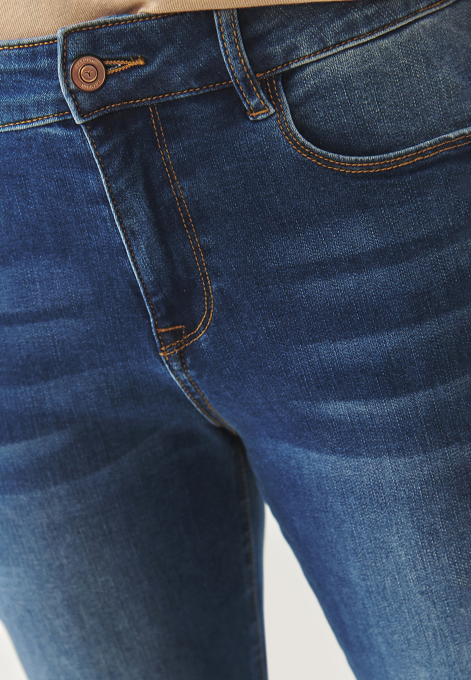 FITTED LADIES’ JEANS WITH DECORATIVE FRONT SEAMS - SARO 2 FITTED LADIES’ JEANS WITH DECORATIVE FRONT SEAMS - SARO 2 BLUE 99133