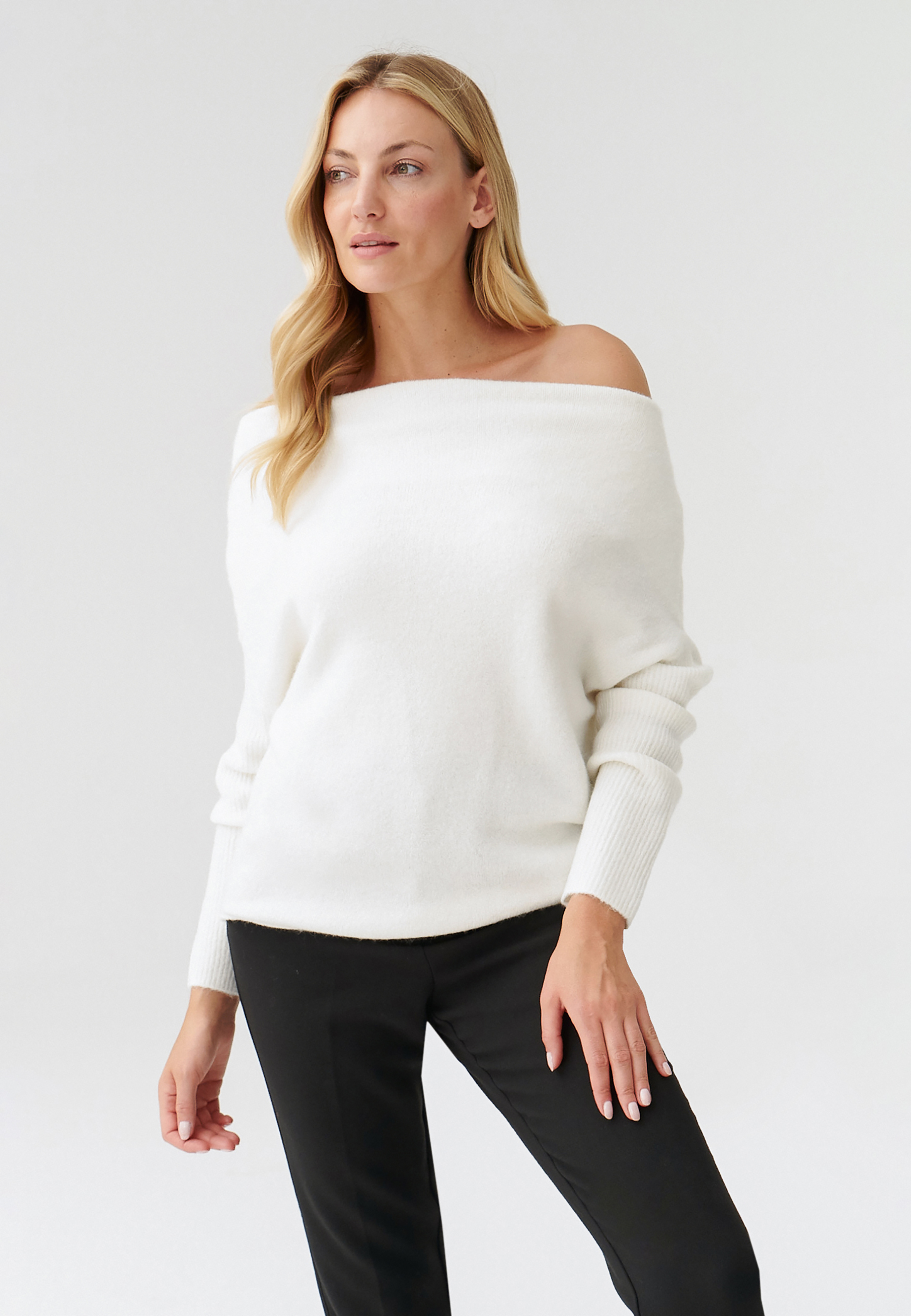 SWETER DAMSKI Z OZDOBNYM DEKOLTEM ATI ECRU 2