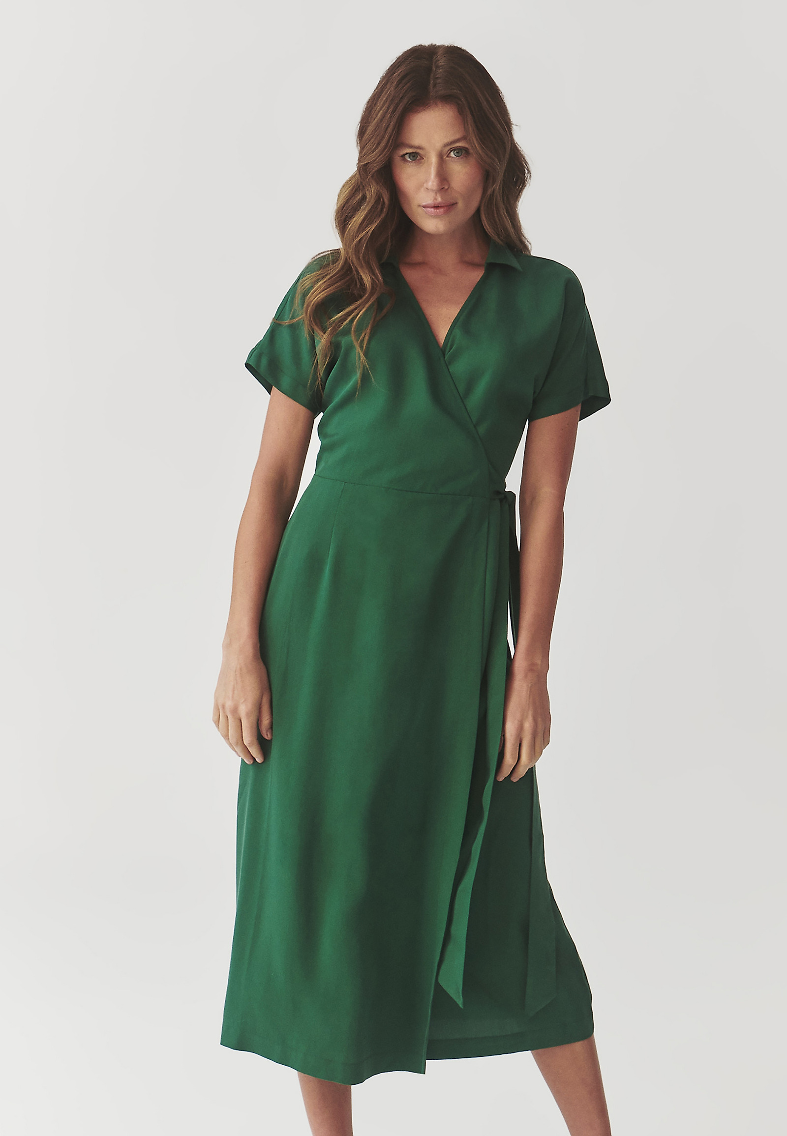 LADIES’ MIDI WRAP DRESS MADE FROM LYOCELL MATERIAL - ZERWI 1 LADIES’ MIDI WRAP DRESS MADE FROM LYOCELL MATERIAL - ZERWI 1 GREEN 98179