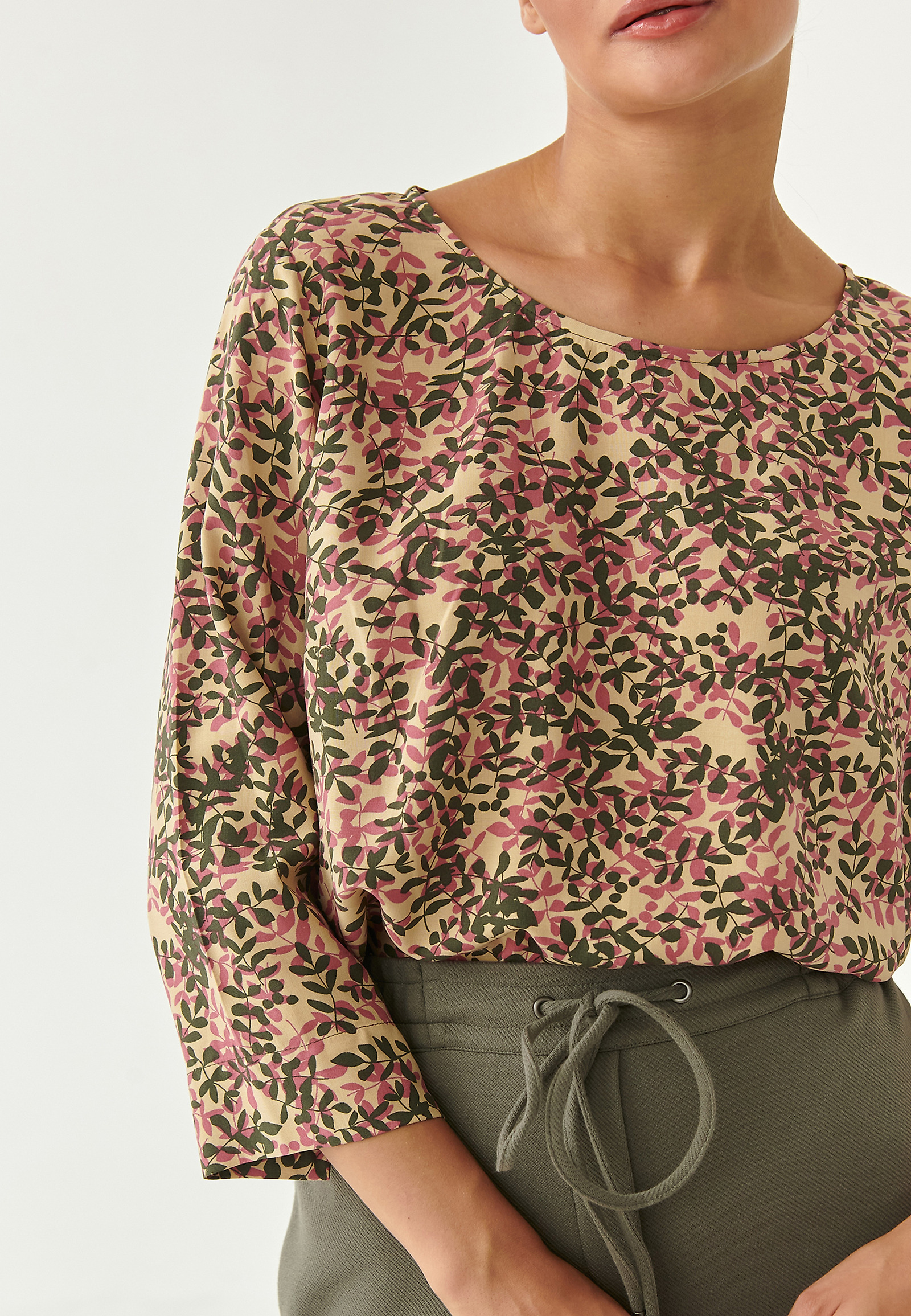 ŽENSKA BLUZA Z MOTIVOM LISTOV AFELIAMI ŽENSKA BLUZA Z MOTIVOM LISTOV AFELIAMI VEČBARVNA 81174