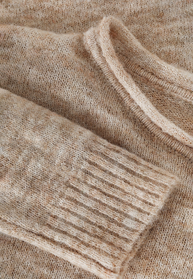 KLASYCZNY SWETER DAMSKI Z DEKOLTEM W ŁÓDKĘ — FLUFKO KLASYCZNY SWETER DAMSKI Z DEKOLTEM W ŁÓDKĘ — FLUFKO BEŻOWY 7