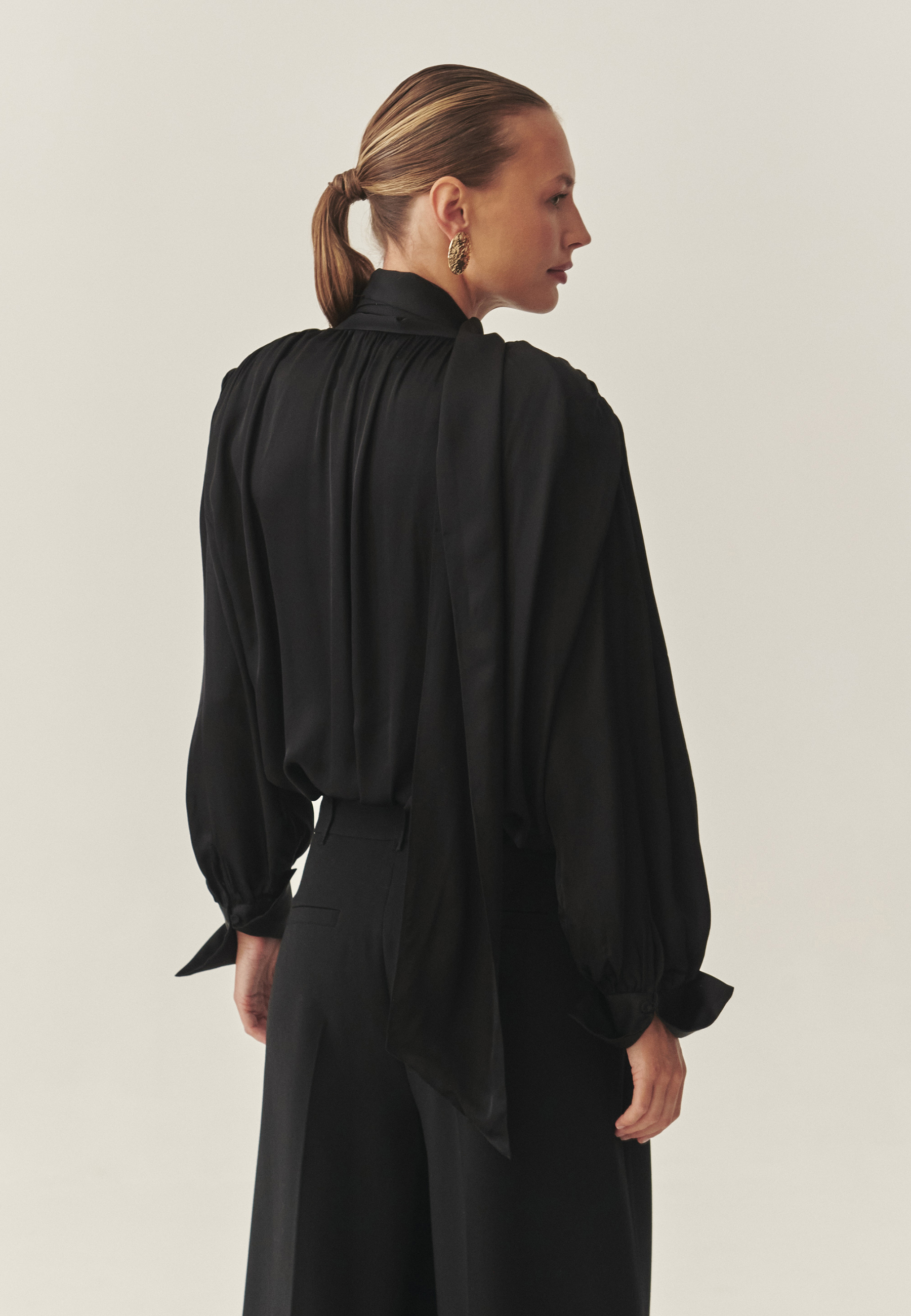 DZIANINOWA BLUZKA DAMSKA Z WIĄZANIEM PRZY SZYI — UMA CZARNY 2