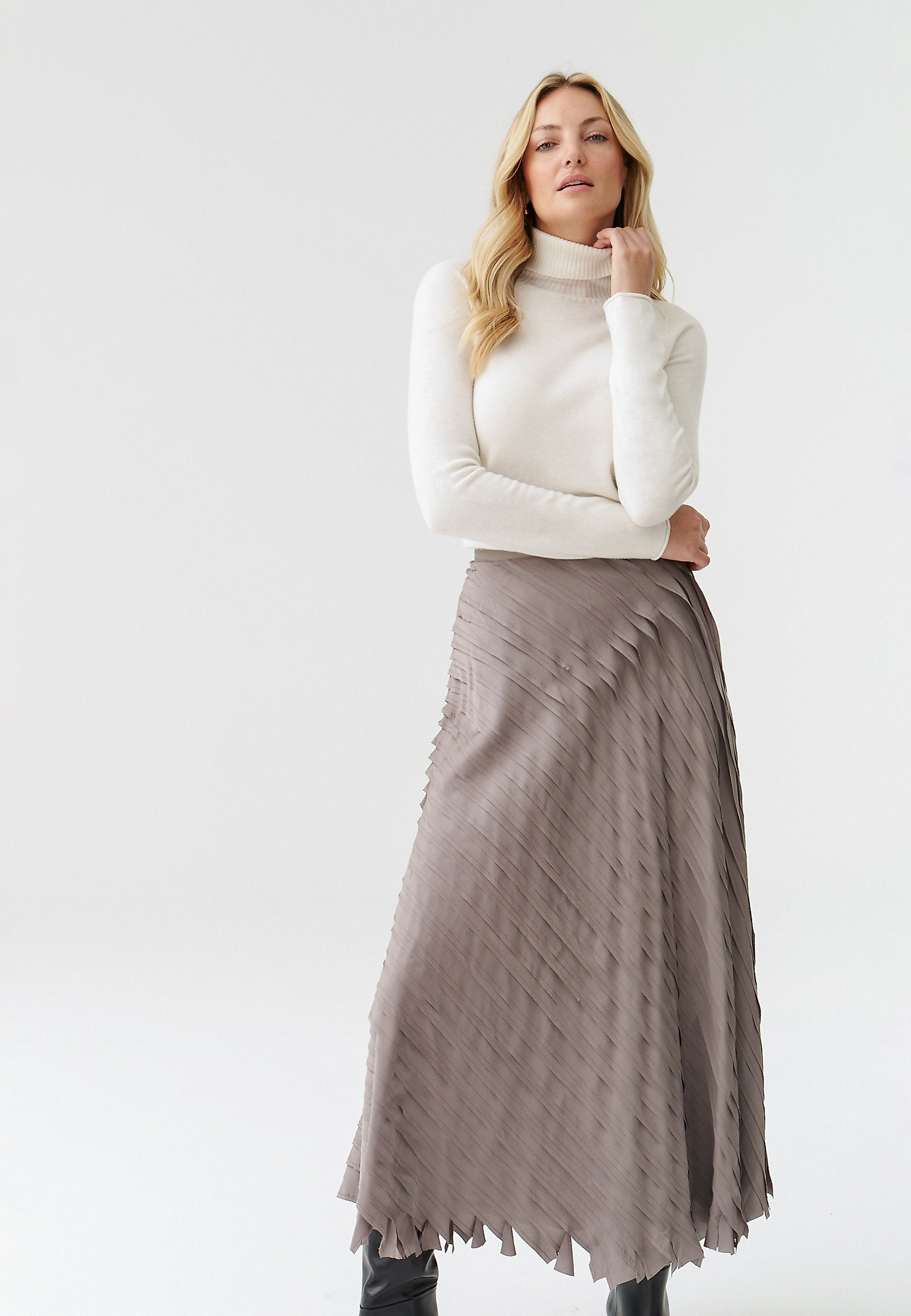 KLASYCZNY SWETER DAMSKI Z GOLFEM Z WEŁNY MERINO KONGA 1 KLASYCZNY SWETER DAMSKI Z GOLFEM Z WEŁNY MERINO KONGA 1 ECRU 74849