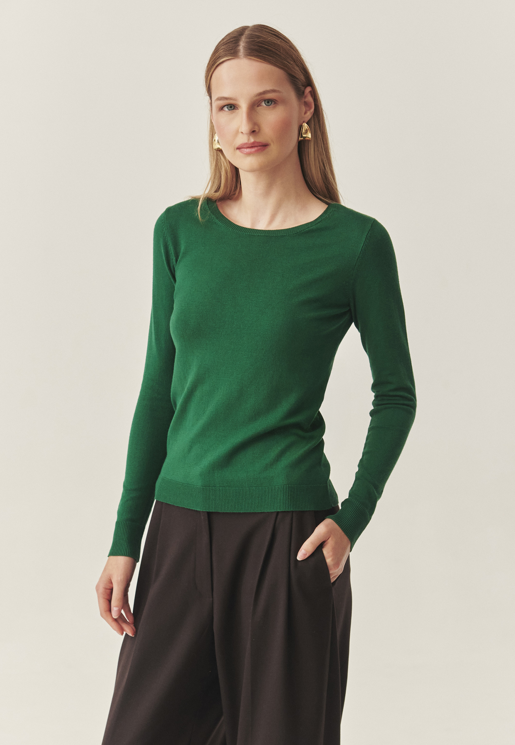 KLASICKÝ DÁMSKY SVETER S OKRÚHLYM VÝSTRIHOM – TESSINI ZELENÁ 2