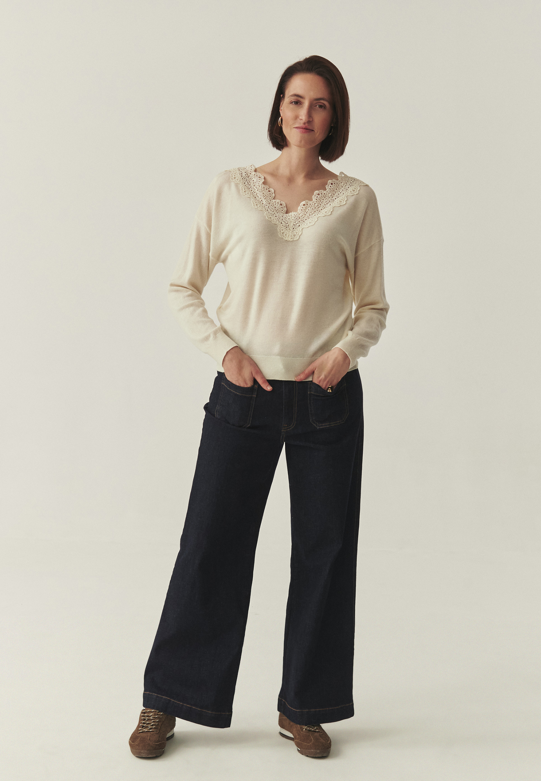 WEŁNIANY SWETER Z KORONKOWYM WYKOŃCZENIEM - ELWIRA ECRU 2