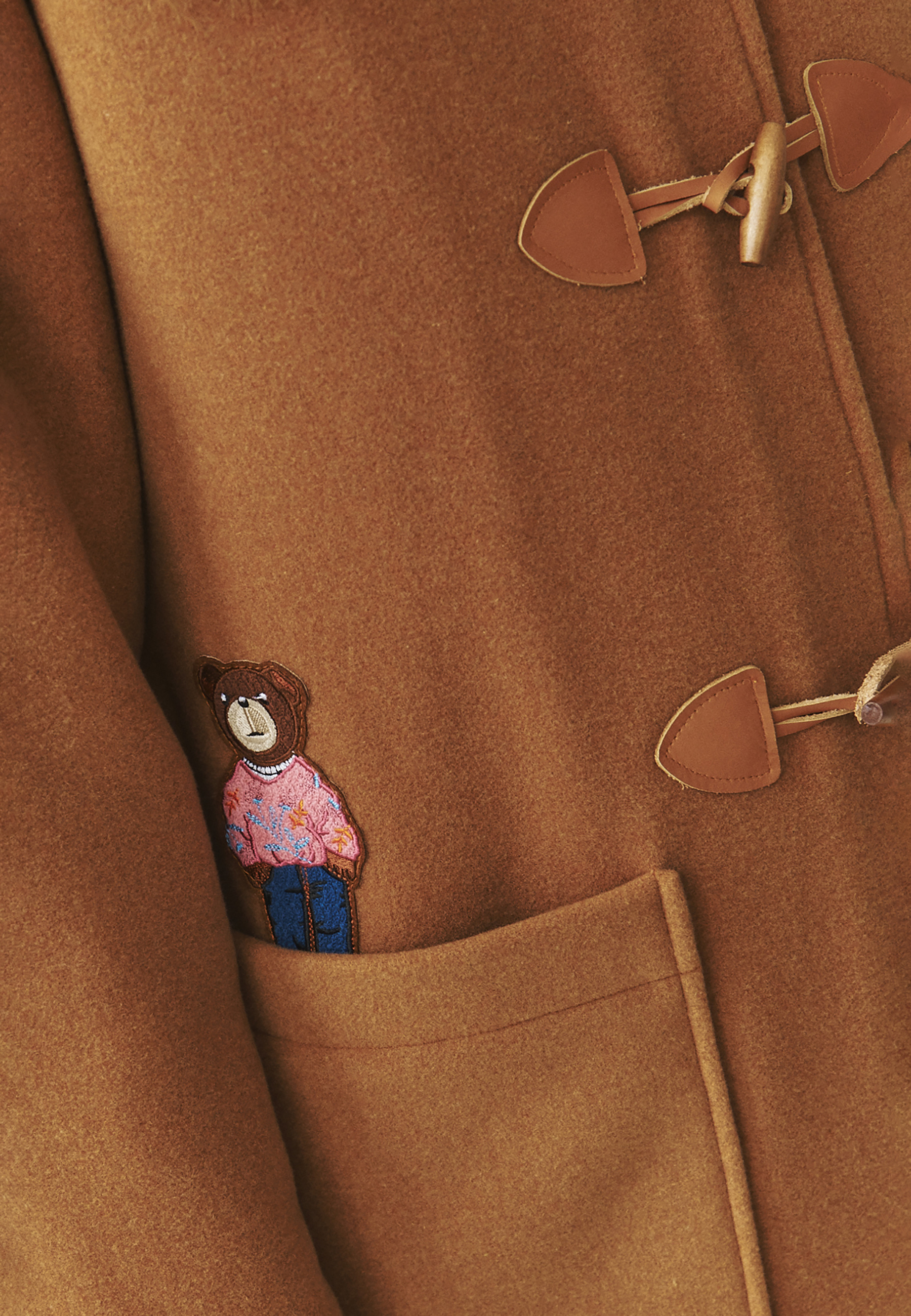 TKANINOWA KURTKA DAMSKA Z ZAPIĘCIEM NA KOŁKI I MOTYWEM MISIA USZATKA — SAMANTA BEŻOWY 2