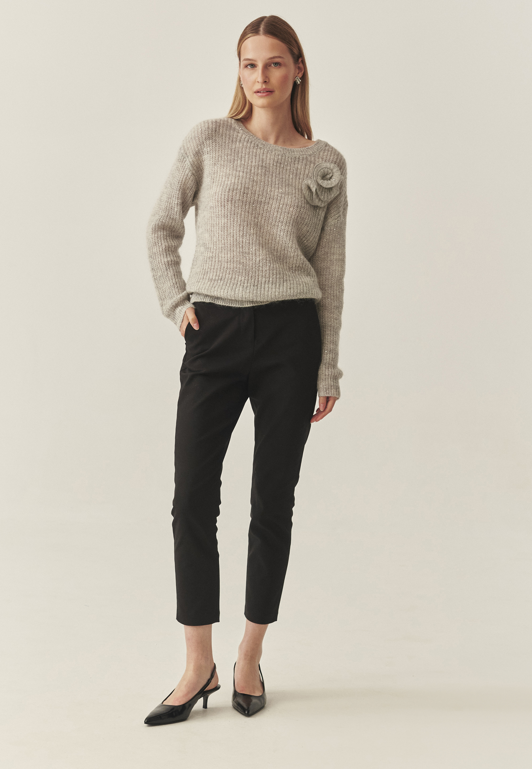 DÁMSKY SVETER Z PRIADZE S OZDOBNÝM KVETINOVÝM PRVKOM – CLAIRE STRIEBORNÁ 2