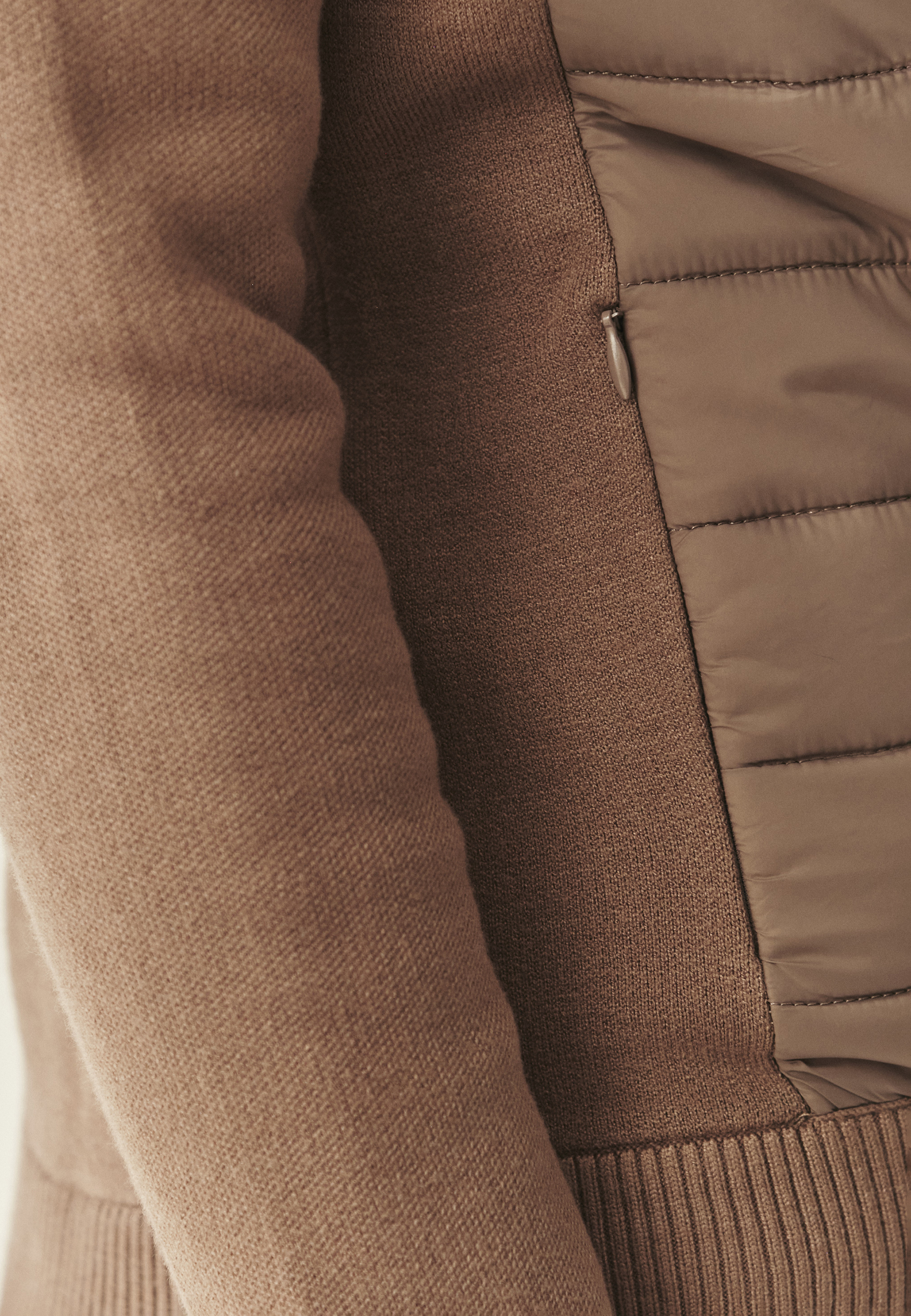 DÁMSKY SVETER S PREŠÍVANOU PREDNOU ČASŤOU – KADEKO 1 BÉŽOVÁ 2