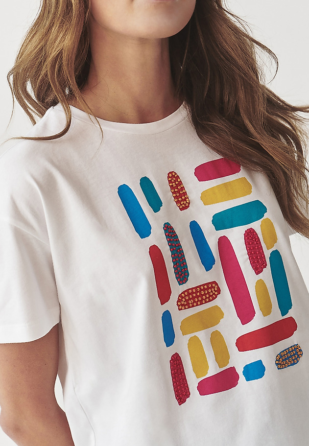 SWOBODNY T-SHIRT DAMSKI Z MIEJSCOWYM NADRUKIEM I KORALIKAMI - MALATI SWOBODNY T-SHIRT DAMSKI Z MIEJSCOWYM NADRUKIEM I KORALIKAMI - MALATI BIAŁY 3
