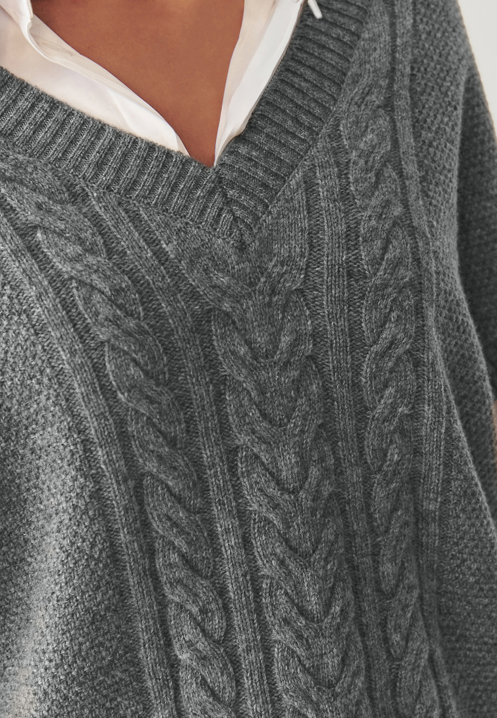 DÁMSKA PLETENÁ VESTA S VÝSTRIHOM DO V – LENA DÁMSKA PLETENÁ VESTA S VÝSTRIHOM DO V – LENA SIVÁ 103827