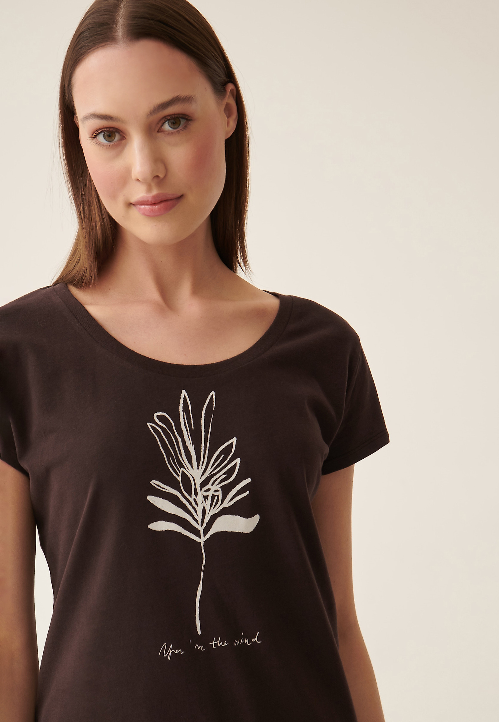 ANTONIA 2 NŐI PÓLÓ NÖVÉNY MOTÍVUMMAL ANTONIA 2 NŐI PÓLÓ NÖVÉNY MOTÍVUMMAL BARNA 89217