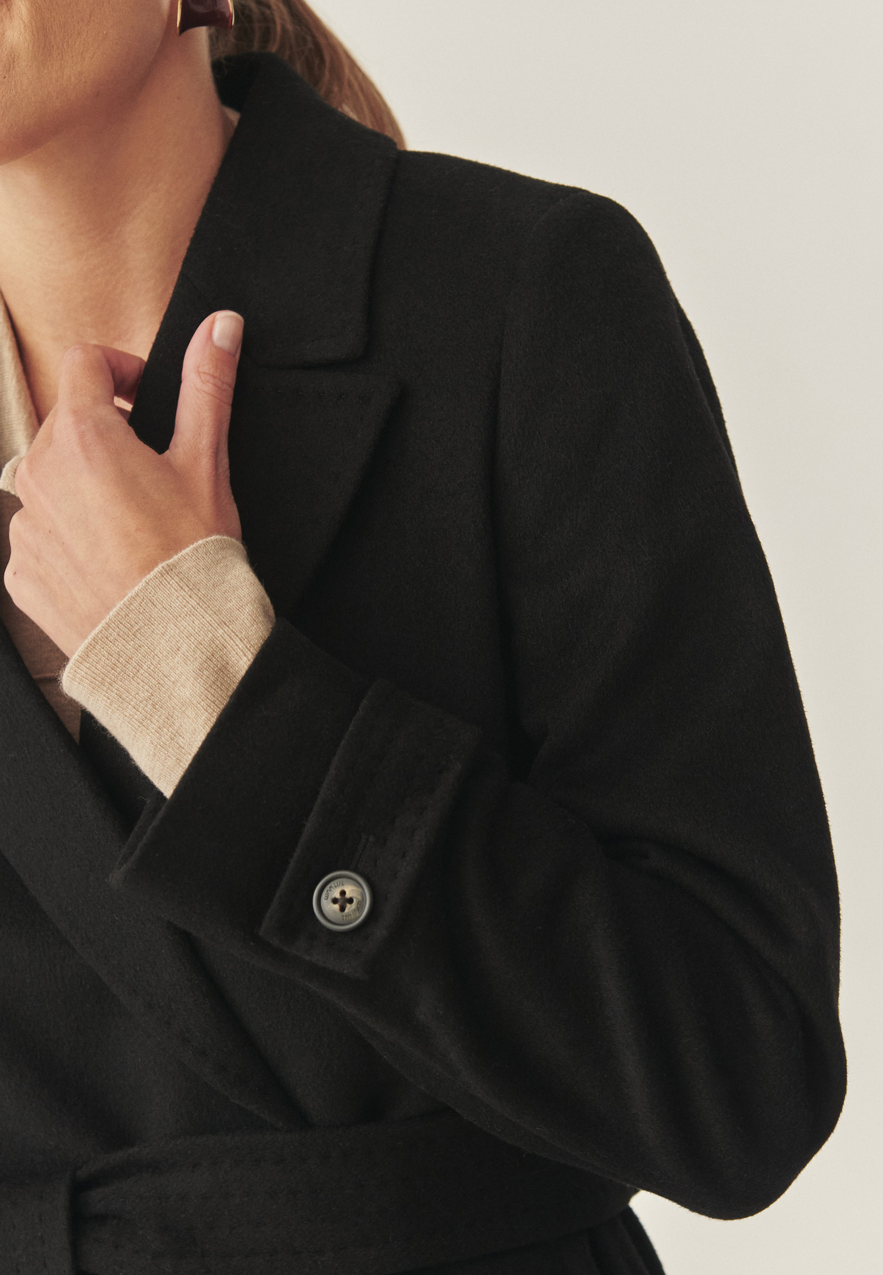 DÁMSKY TEXTILNÝ KABÁT S OPASKOM – TEA ČIERNA 2