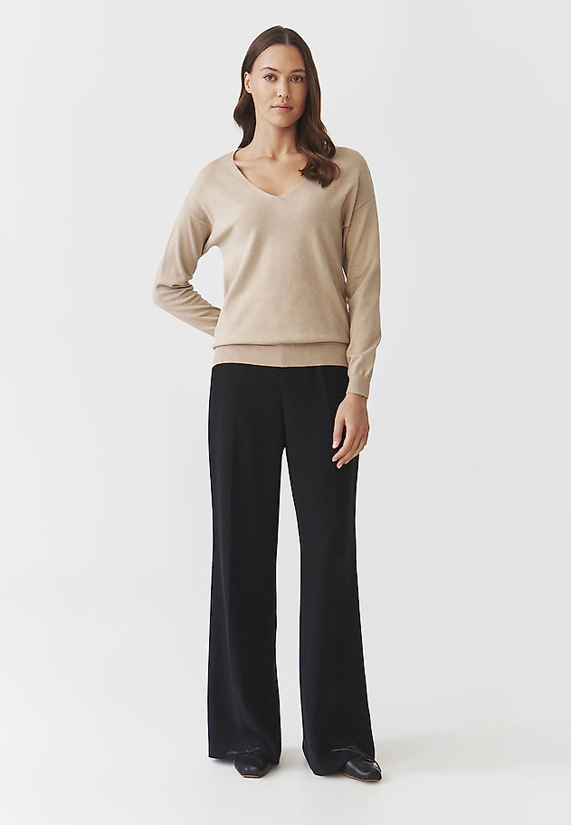 CLASSIC LADIES' JUMPER WITH V-NECK AND SHINY YARN — FLARE 1 CLASSIC LADIES' JUMPER WITH V-NECK AND SHINY YARN — FLARE 1 ŻÓŁTY 2