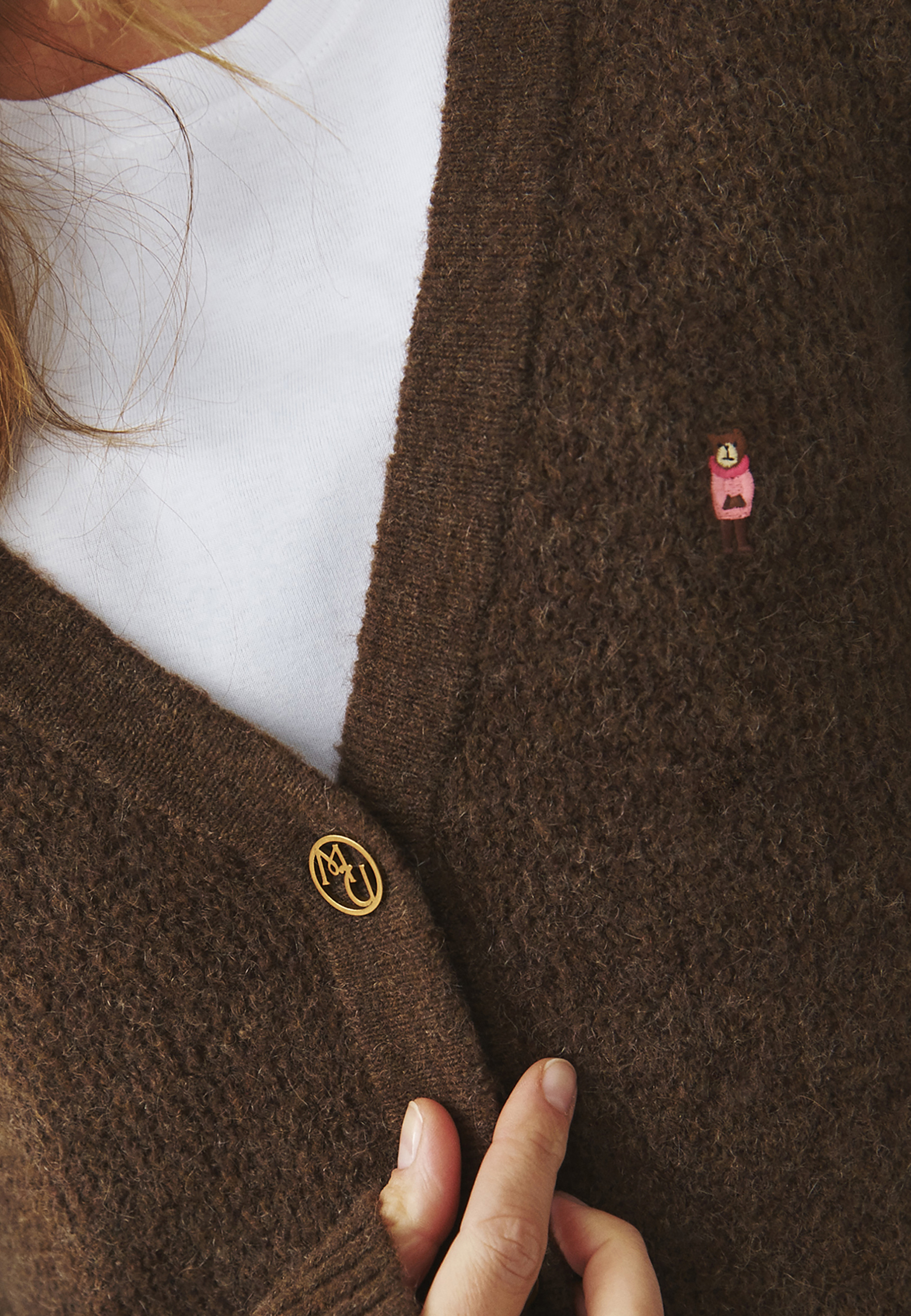 DÁMSKY KARDIGÁN S OZDOBNÝMI GOMBÍKMI A NÁŠIVKOU – ARLETA