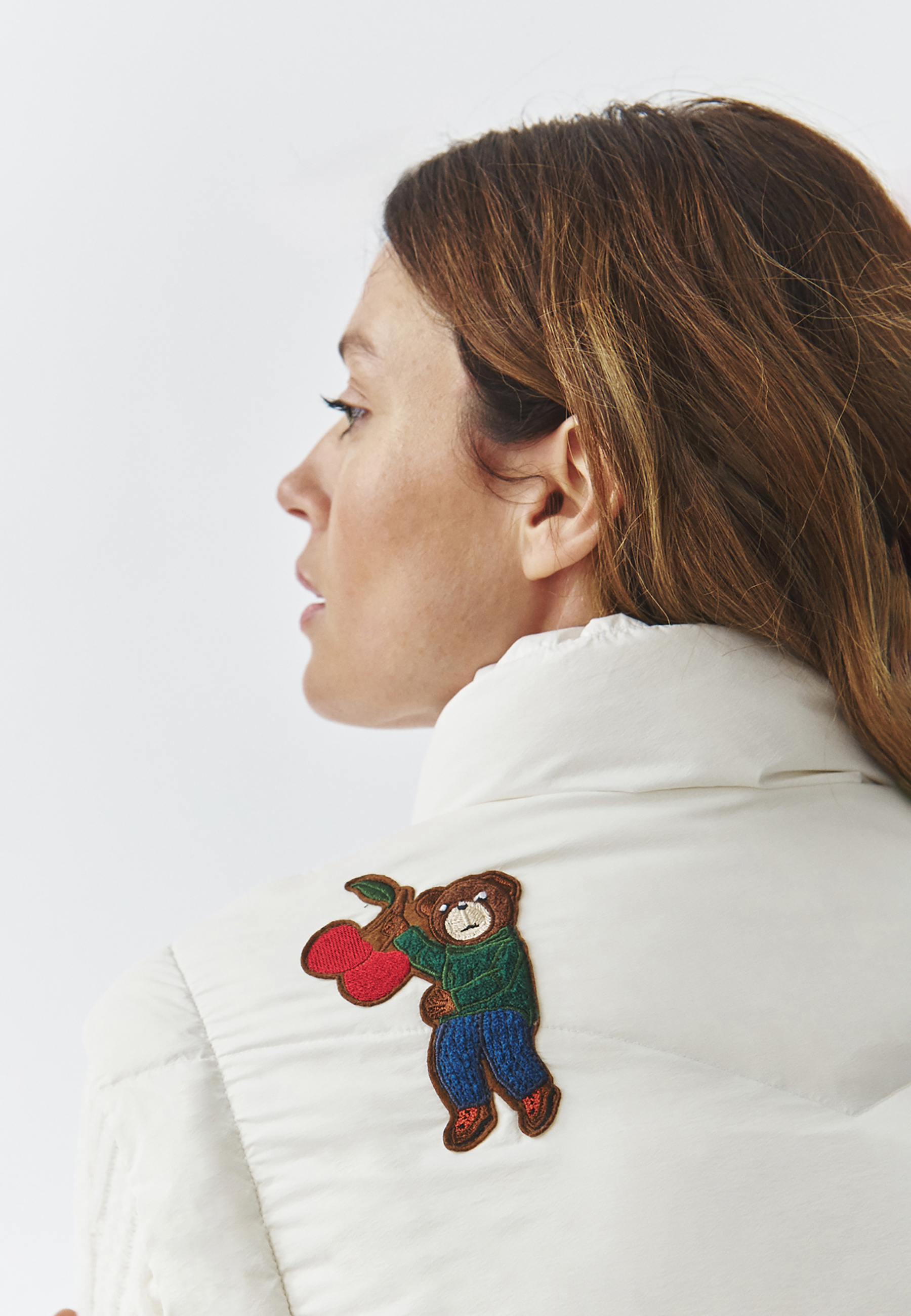 TKANINOWA KURTKA DAMSKA 2W1 Z PUCHOWYM WYPEŁNIENIEM I MOTYWEM MISIA USZATKA — SAMMY ECRU 2