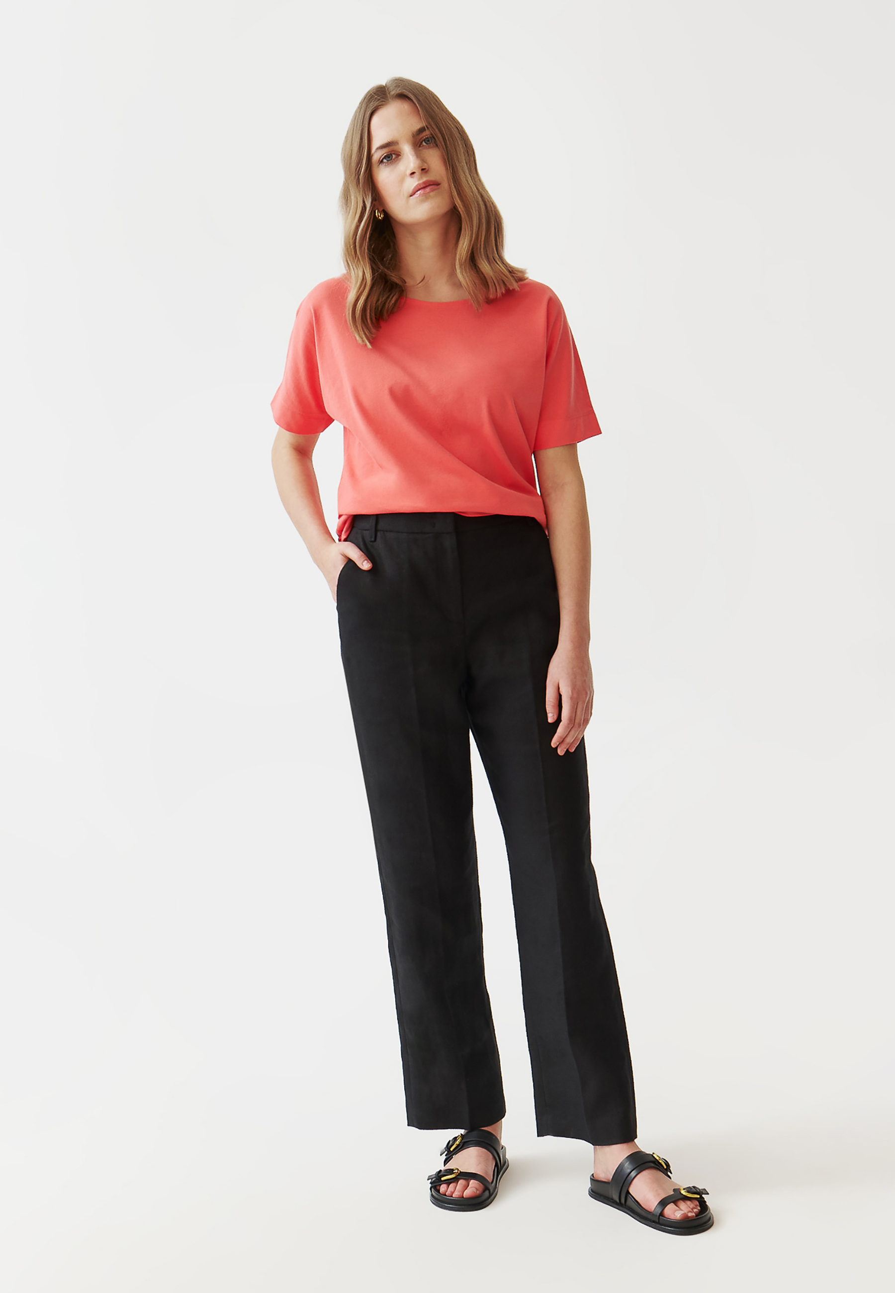 DÁMSKÉ BAVLNĚNÉ TRIČKO S KRÁTKÝM RUKÁVEM A KIMONOVÝMI RUKÁVY - LALI ČERVENÁ 2