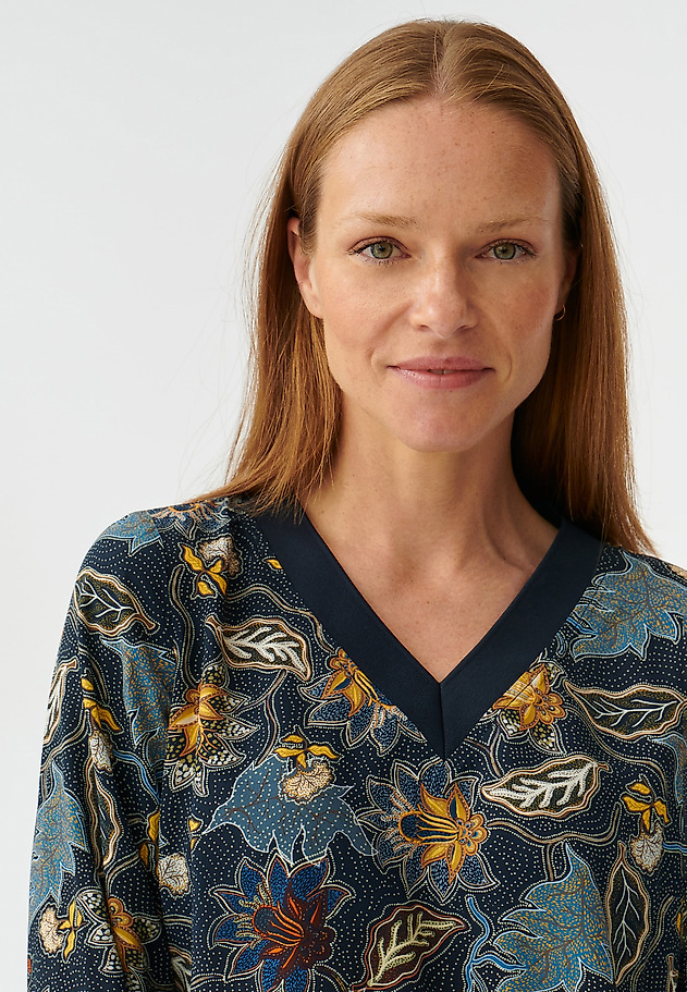 LADIES’ PATTERNED BLOUSE WITH V-SHAPE NECKLINE WIKAMI LADIES’ PATTERNED BLOUSE WITH V-SHAPE NECKLINE WIKAMI MULTICOLOR 1