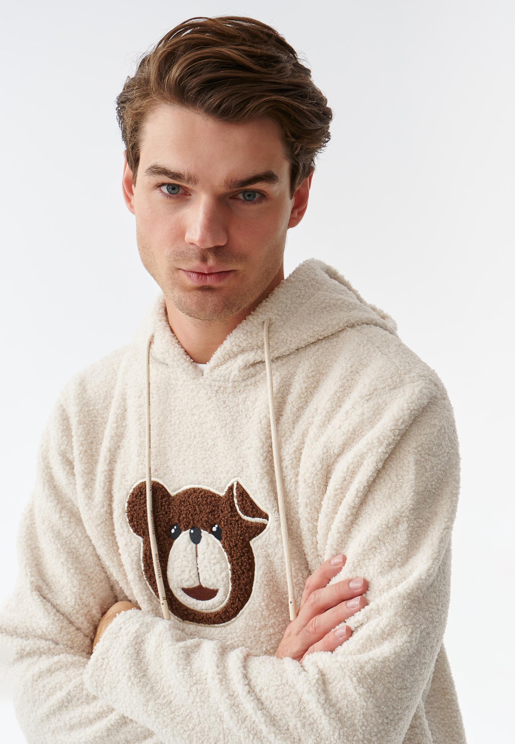 PÁNSKA MIKINA Z OVČEJ KOŽE S NÁŠIVKOU S MOTÍVOM MACKA UŠKA MARAKIN