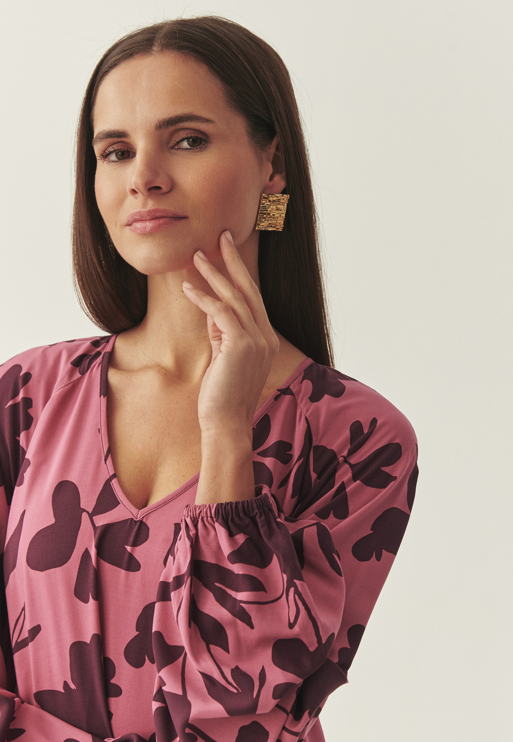 WZORZYSTA SUKIENKA Z WISKOZY LENZING™ ECOVERO™ - TATINA MULTIKOLOR 2