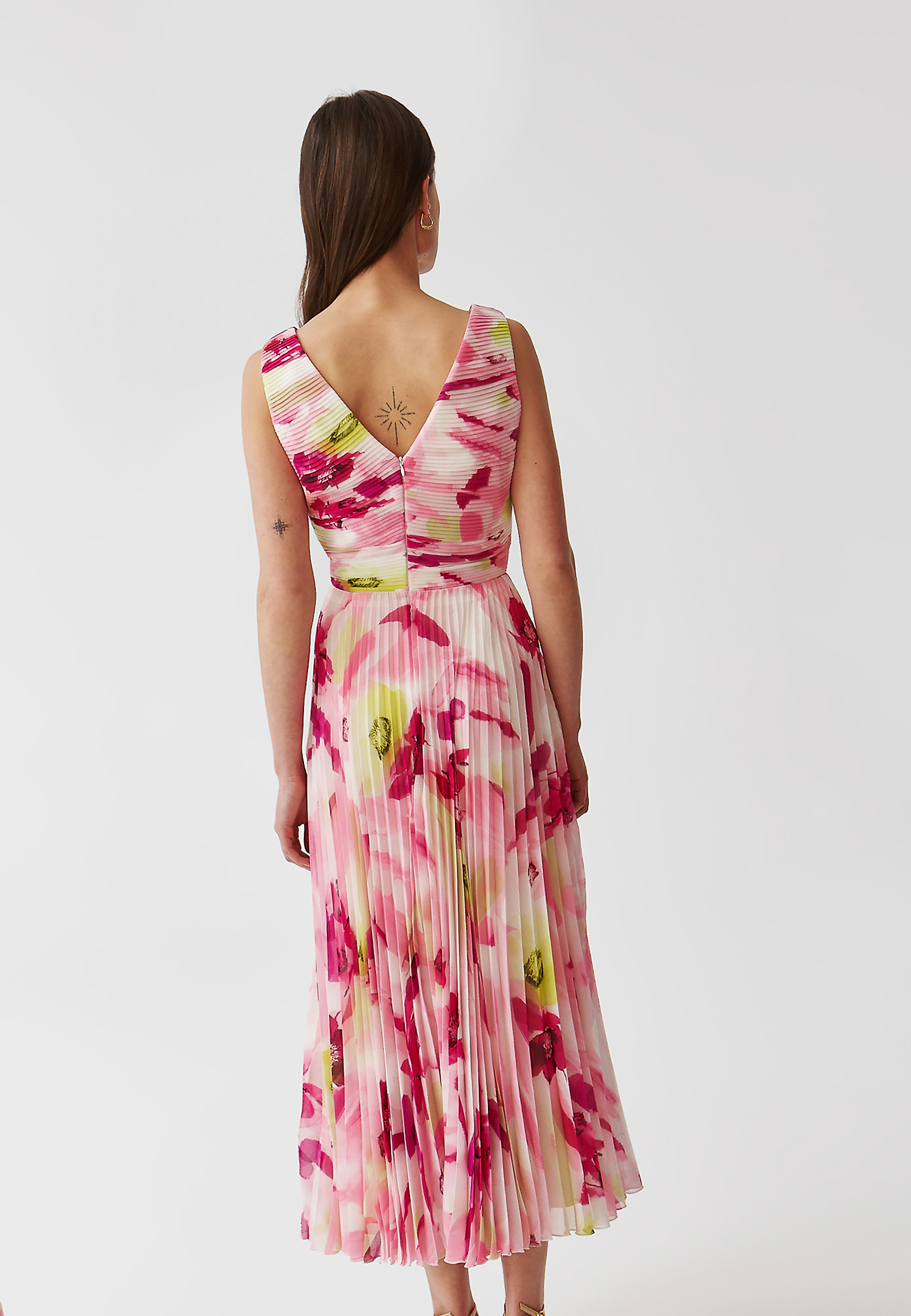 DLOUHÉ PLISOVANÉ KVĚTOVANÉ ŠATY - BELLA DLOUHÉ PLISOVANÉ KVĚTOVANÉ ŠATY - BELLA VÍCEBAREVNÝ 96497