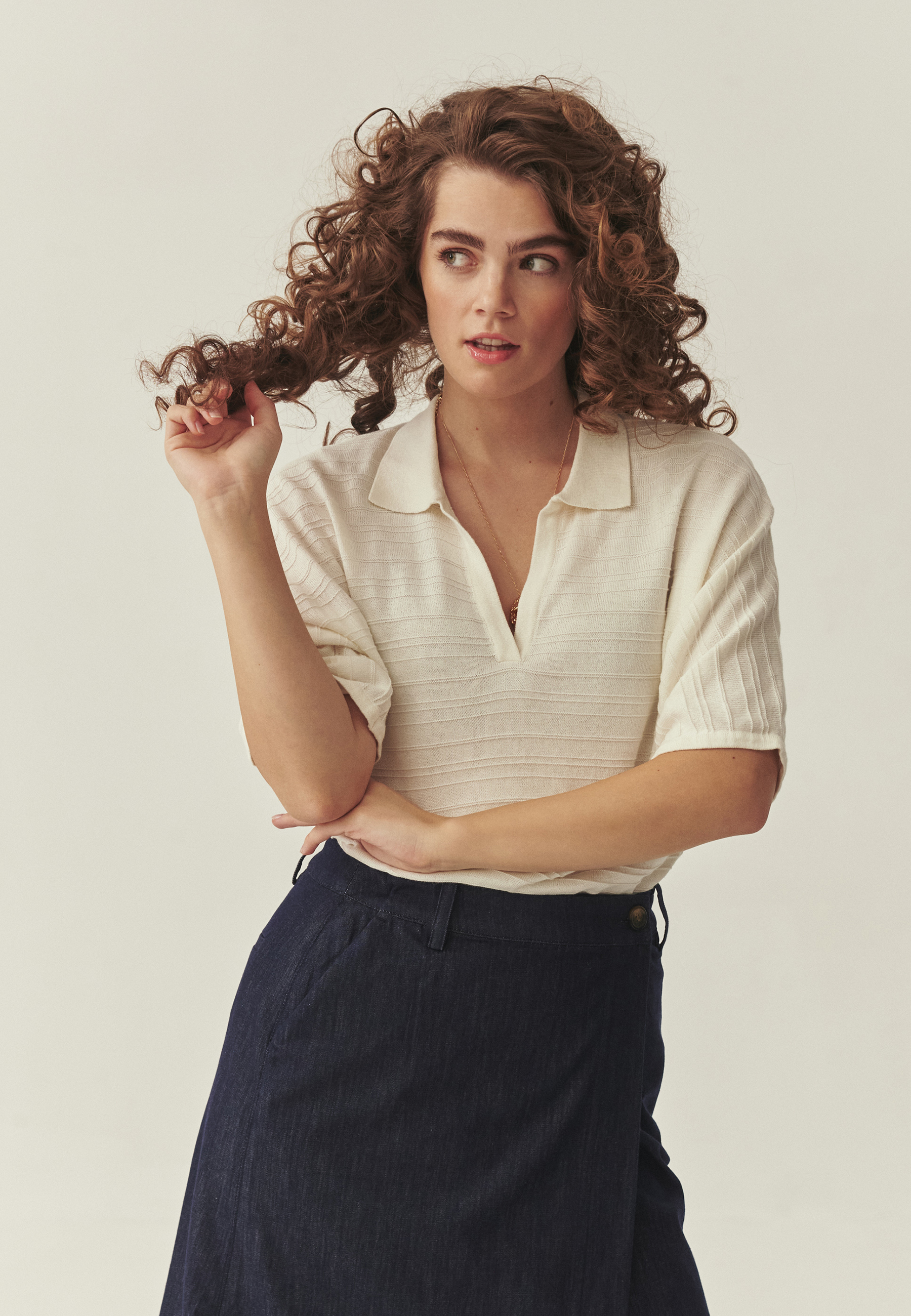 DZIANINOWA BLUZKA Z KOŁNIERZYKIEM - LIVIRI BIAŁY 2