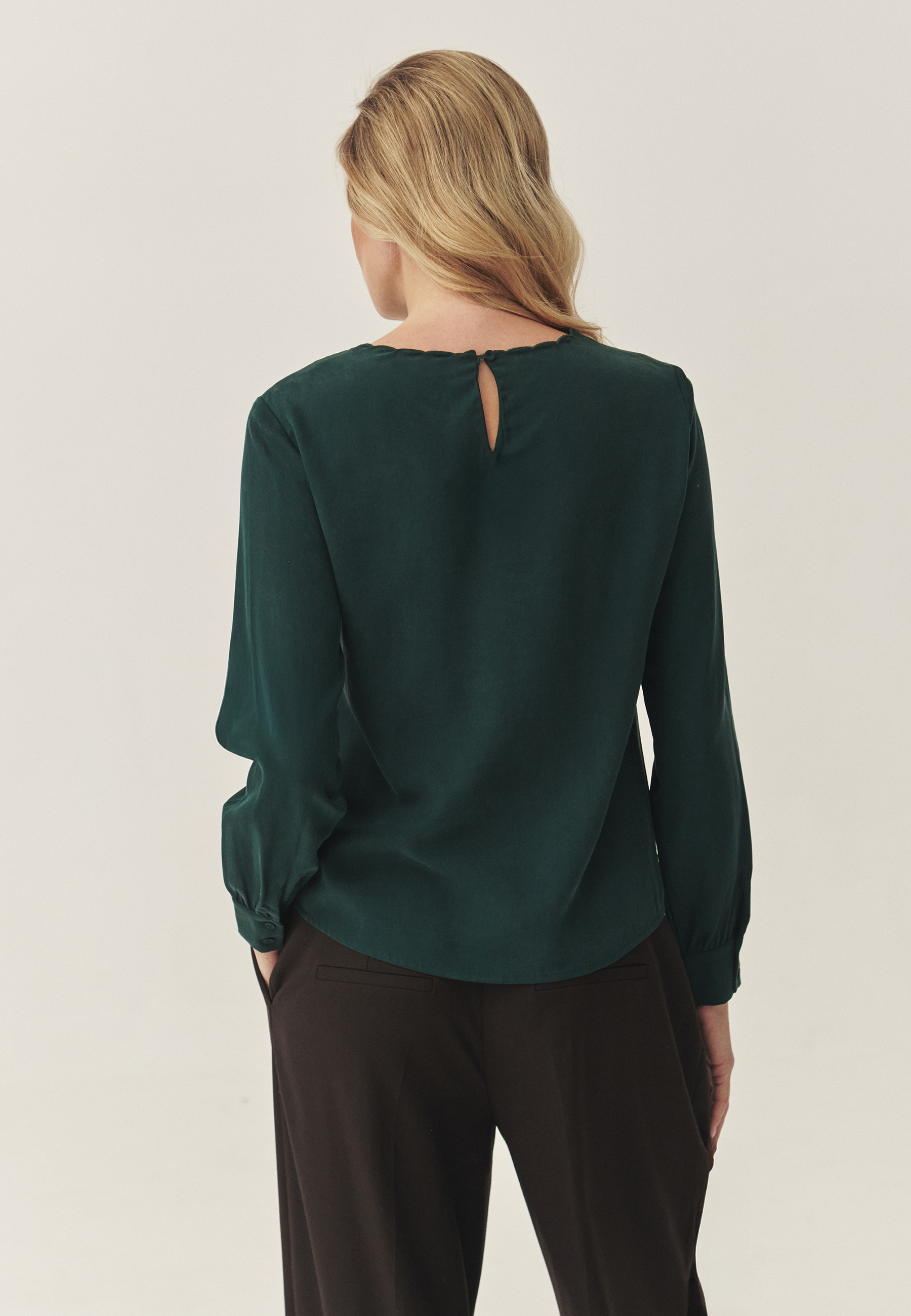 LADIES' WOVEN BLOUSE WITH A SWEETHEART NECKLINE AND LACE EMBELLISHMENT — EMBRO

 GREEN 2