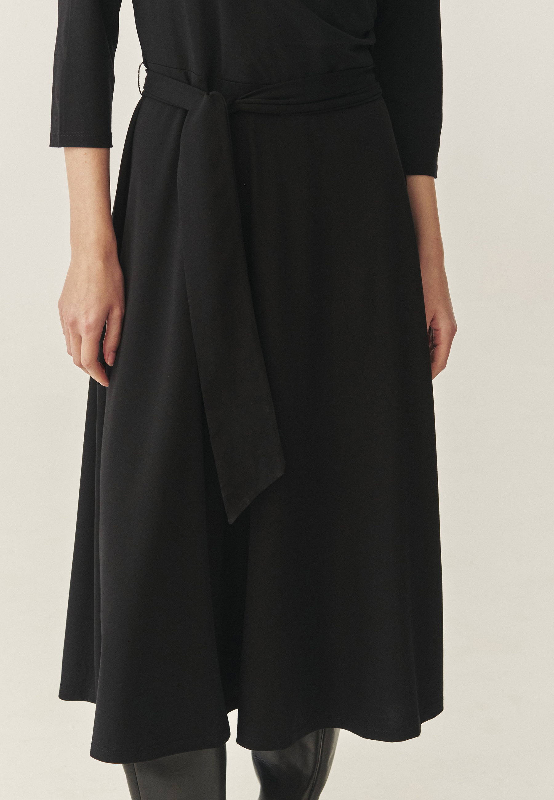 ROCHIE DIN ȚESĂTURĂ, CU ÎNCREȚITURI ȘI MÂNECI 3/4 — FINCA NEGRU 2