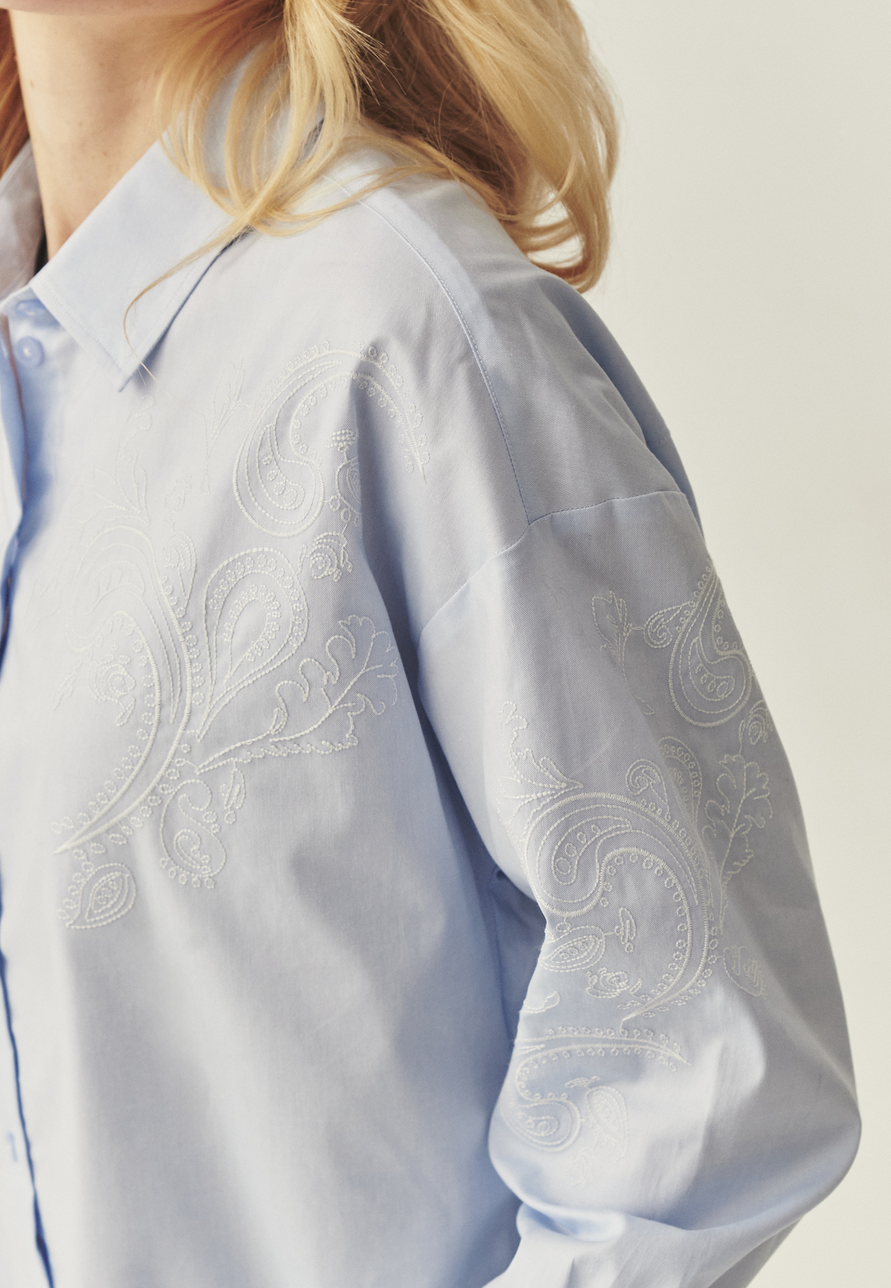 SWOBODNA KOSZULA Z HAFTEM - JEN NIEBIESKI 2