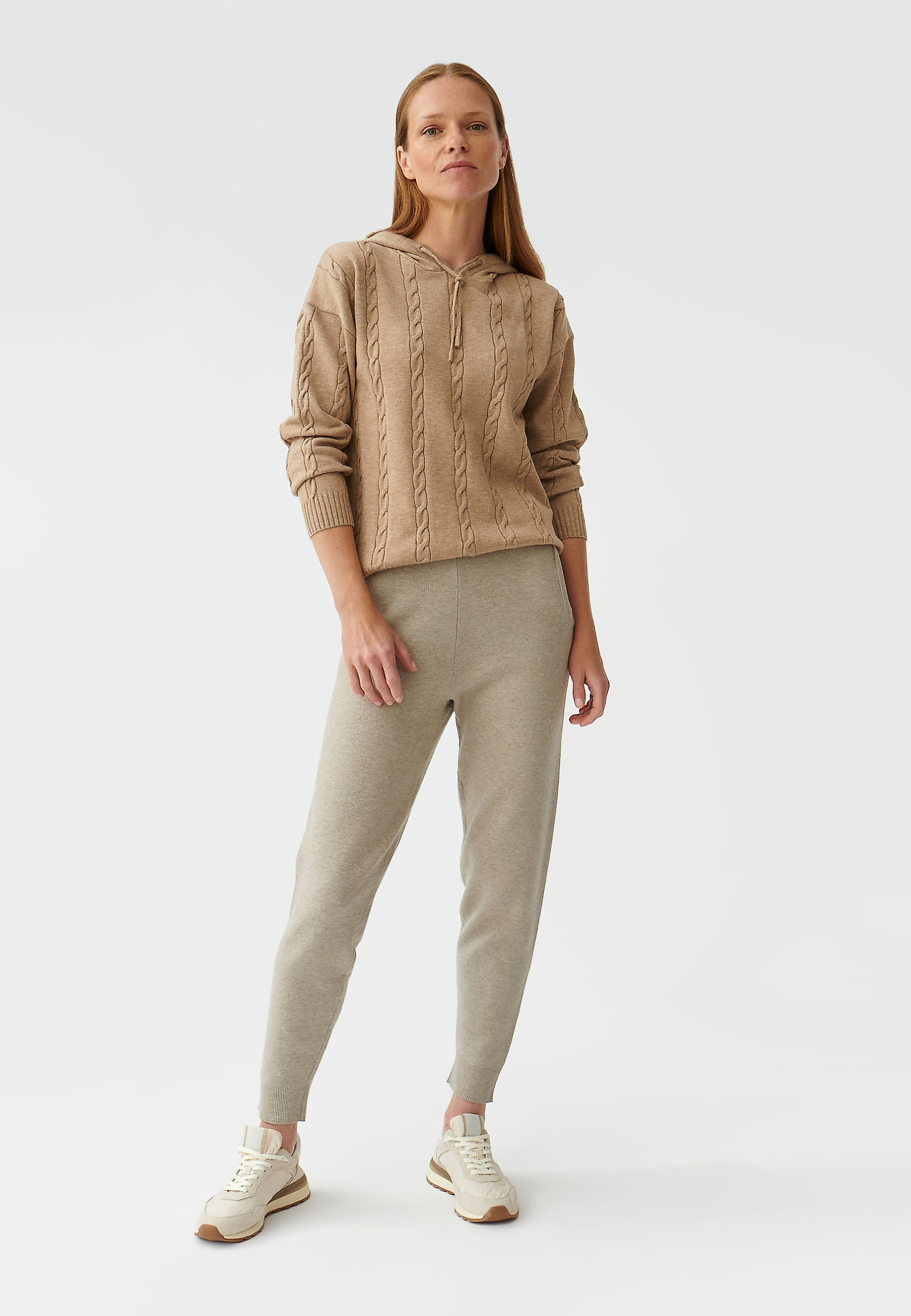 SWETER DAMSKI Z KAPTUREM PILOWO SWETER DAMSKI Z KAPTUREM PILOWO BEŻOWY 91043