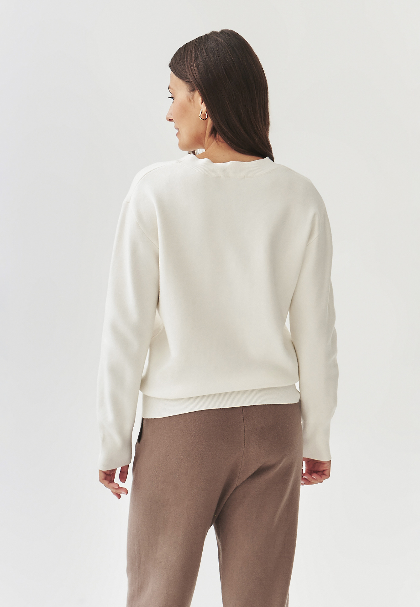 LADIES' SWEATER WITH A ROUND NECKLINE - BALAMI LADIES' SWEATER WITH A ROUND NECKLINE - BALAMI ECRU 100934