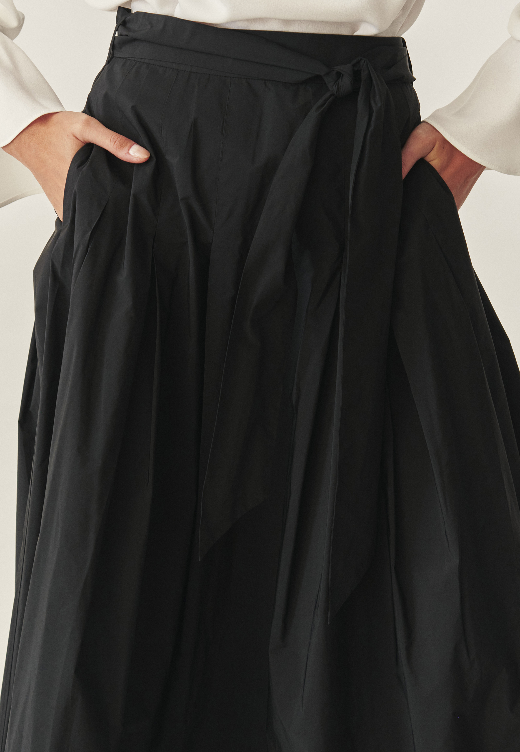 EFEKTOWNA SPÓDNICA Z PASKIEM W TALII - TAFTANI CZARNY 2