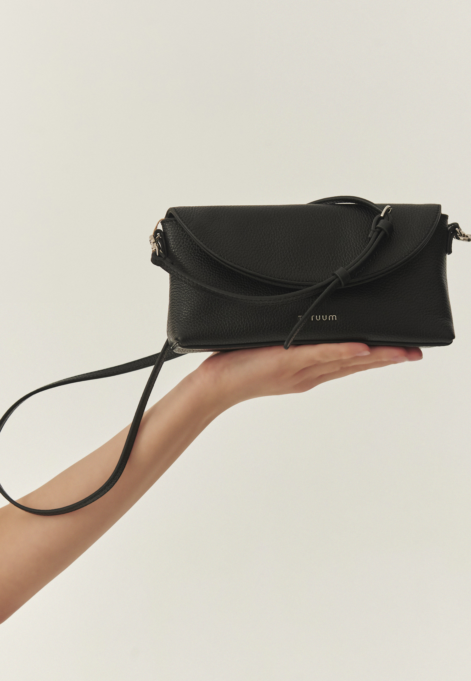 KOŽENÁ DÁMSKÁ KABELKA – INZARI ČERNÁ 2