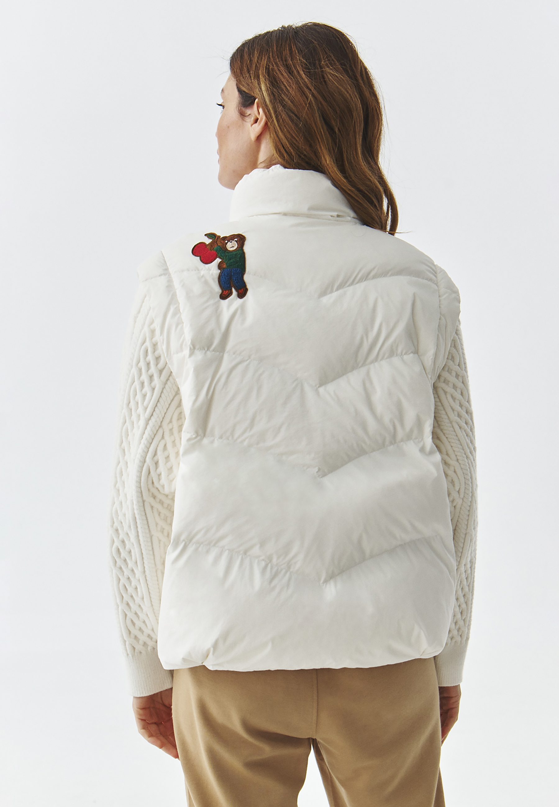 TKANINOWA KURTKA DAMSKA 2W1 Z PUCHOWYM WYPEŁNIENIEM I MOTYWEM MISIA USZATKA — SAMMY ECRU 2