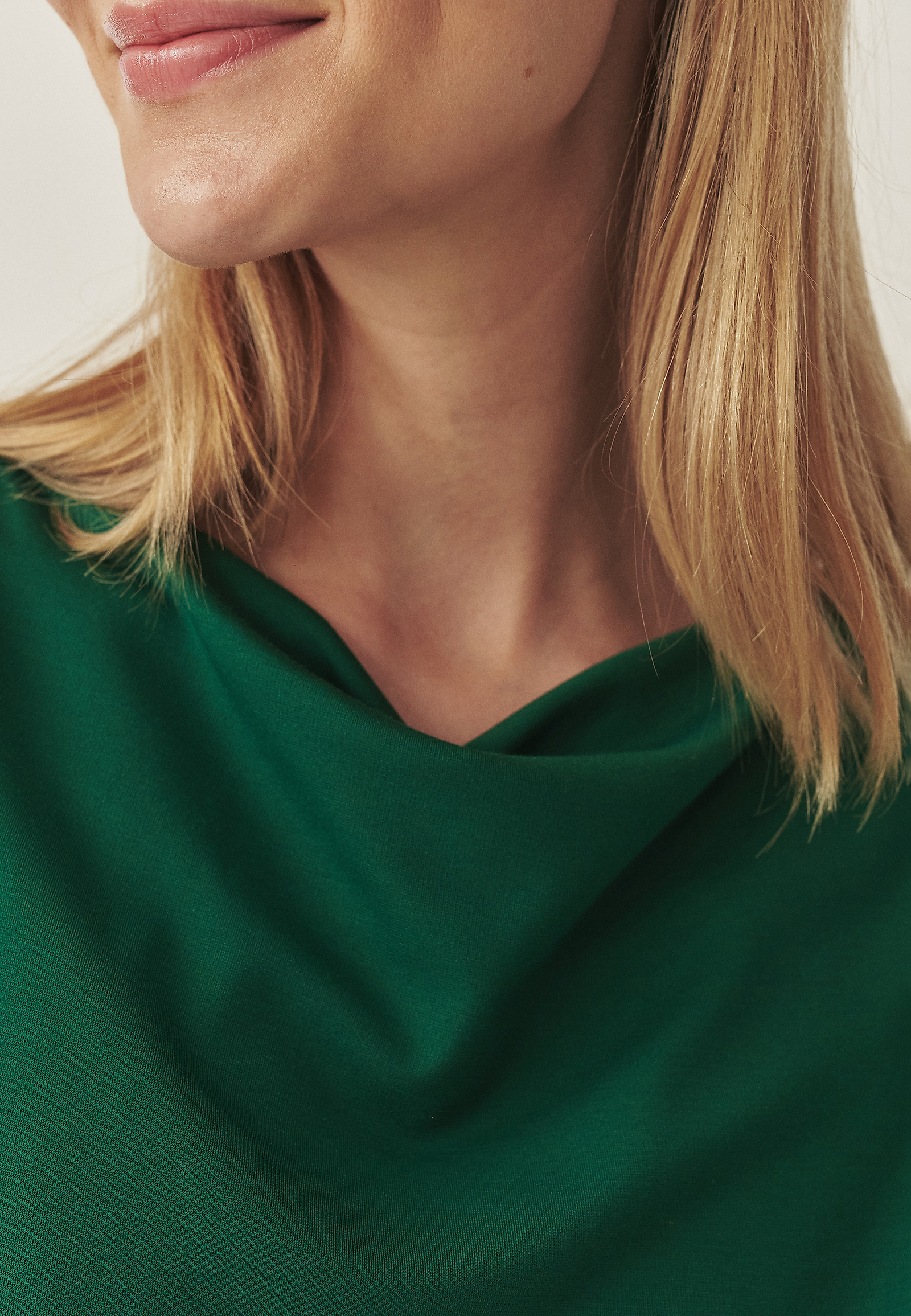KNITTED DRESS WITH WATERFALL NECKLINE - ZORIMAX KNITTED DRESS WITH WATERFALL NECKLINE - ZORIMAX GREEN 114499