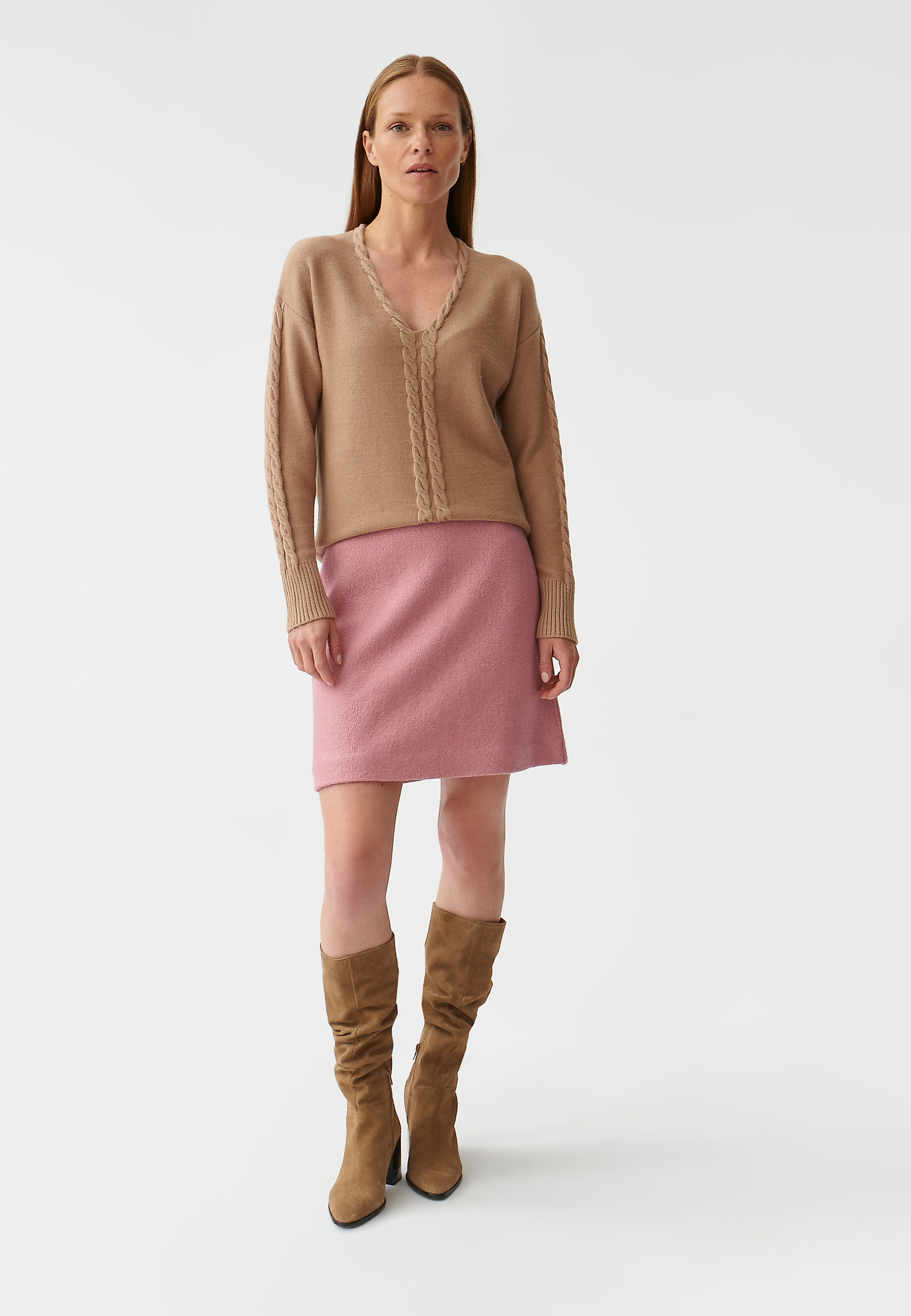 SWETER DAMSKI Z DEKOLTEM W SEREK POLI SWETER DAMSKI Z DEKOLTEM W SEREK POLI BEŻOWY 90973
