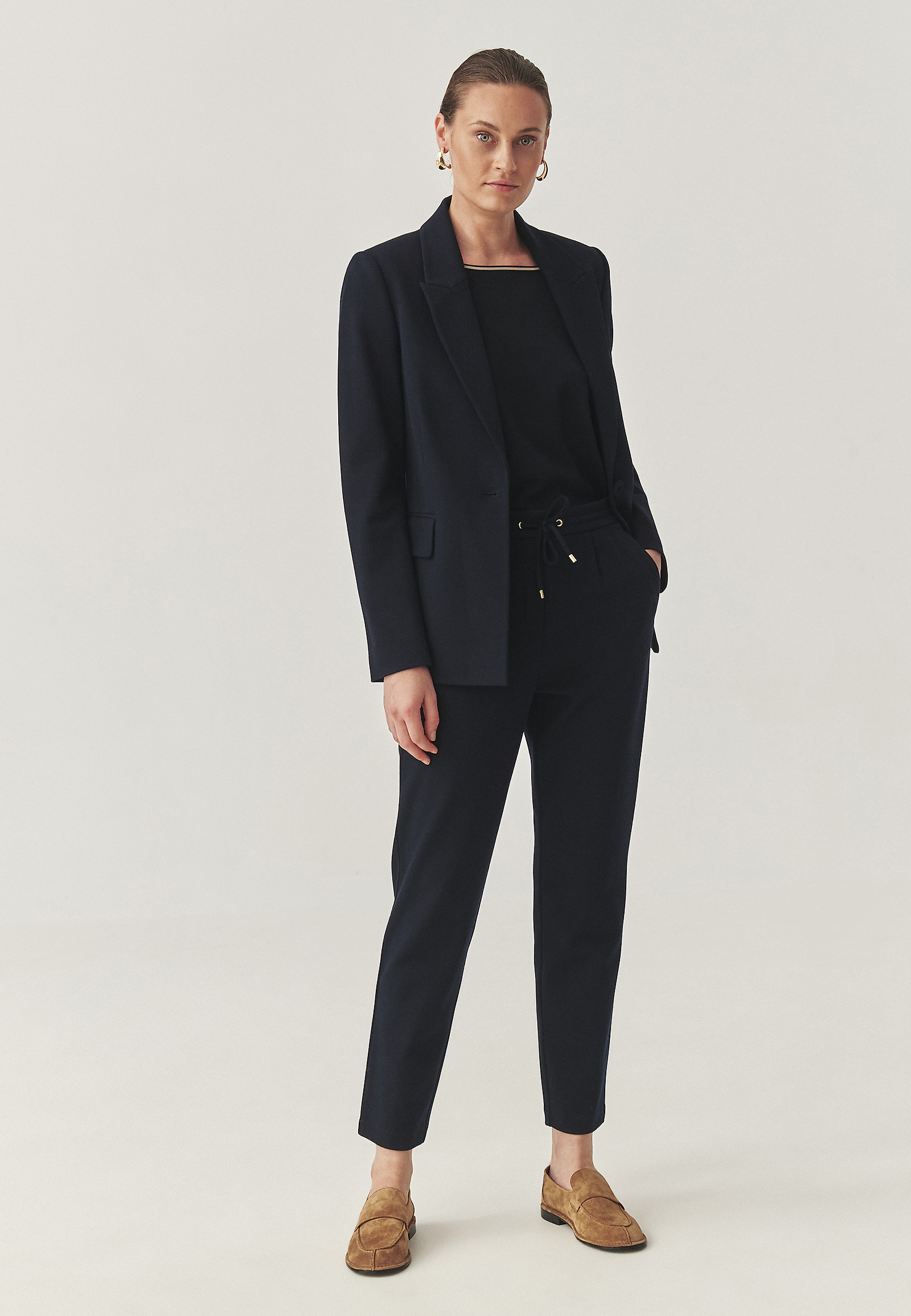 VLNĚNÝ BLAZER S KNOFLÍKOVÝM ZÁVĚSEM - SERMA VLNĚNÝ BLAZER S KNOFLÍKOVÝM ZÁVĚSEM - SERMA TMAVĚ MODRÁ 114730
