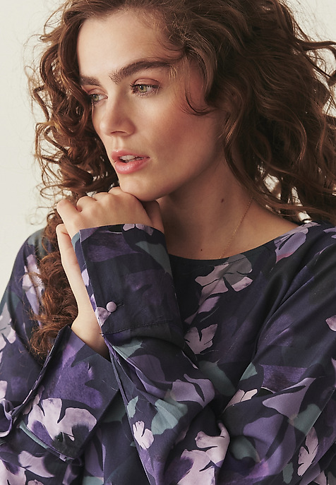 WZORZYSTA BLUZKA Z WISKOZY LENZING™ ECOVERO™ - VELTI 1 WZORZYSTA BLUZKA Z WISKOZY LENZING™ ECOVERO™ - VELTI 1