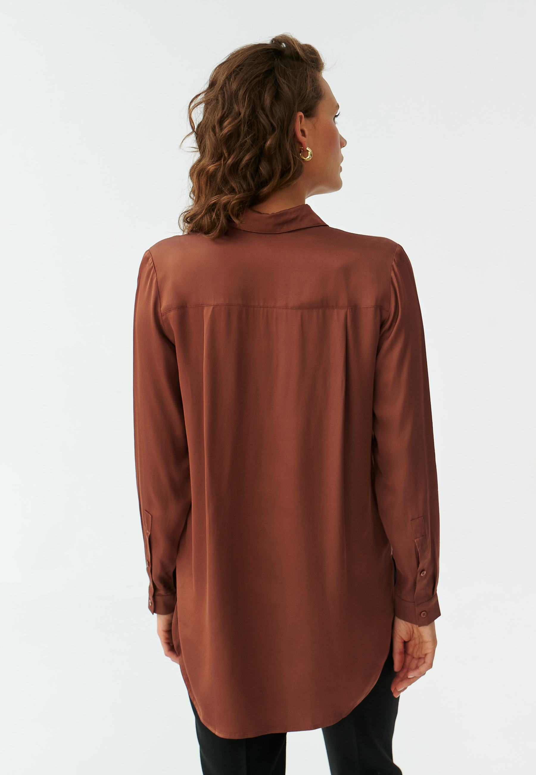 DLOUHÁ DÁMSKÁ KOŠILE Z VISKÓZOVÉHO SATÉNU TREALIA