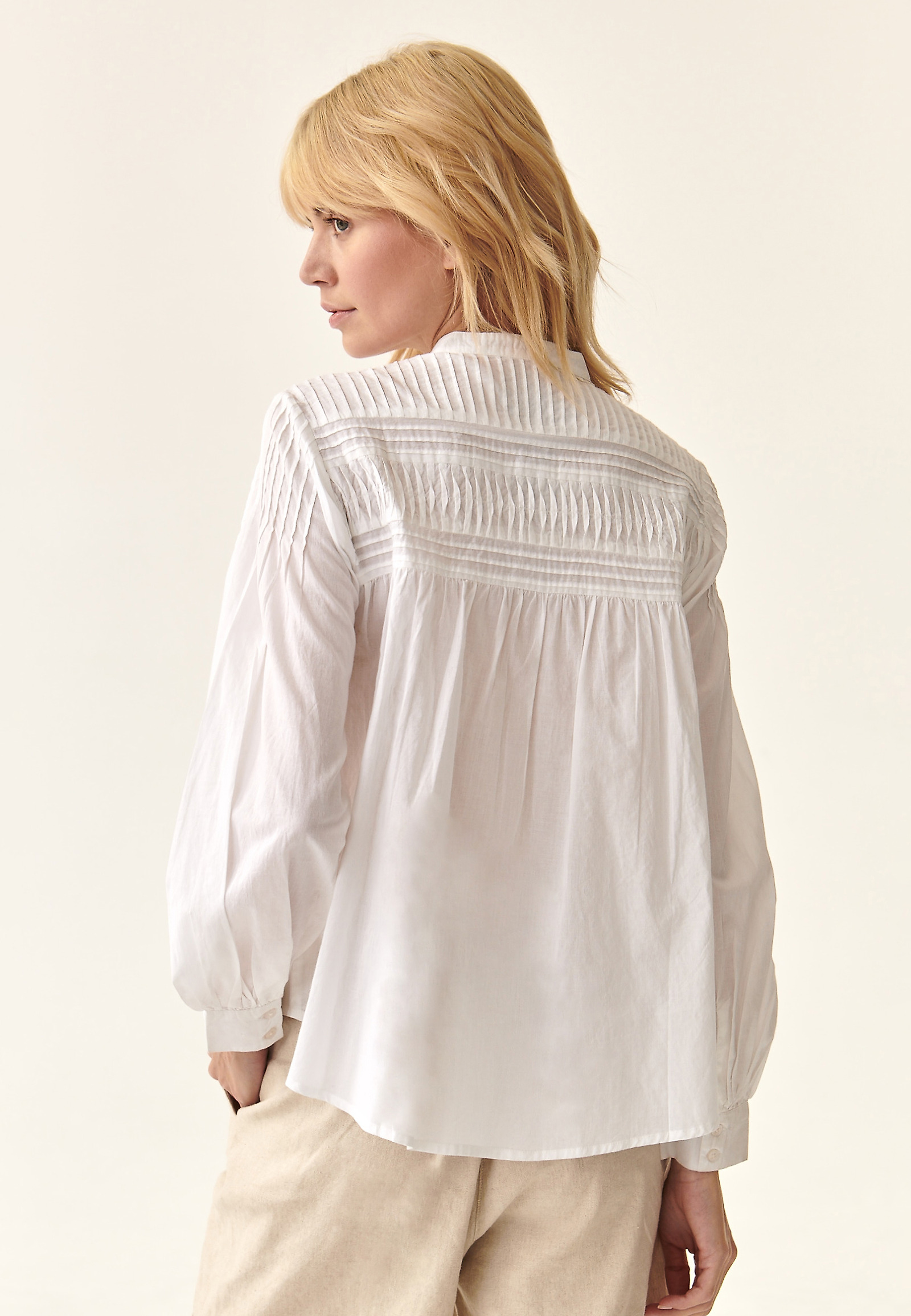 BATYSTOWA BLUZKA Z OZDOBYMI PRZESZYCIAMI BABTISTI BATYSTOWA BLUZKA Z OZDOBYMI PRZESZYCIAMI BABTISTI BIAŁY 87692