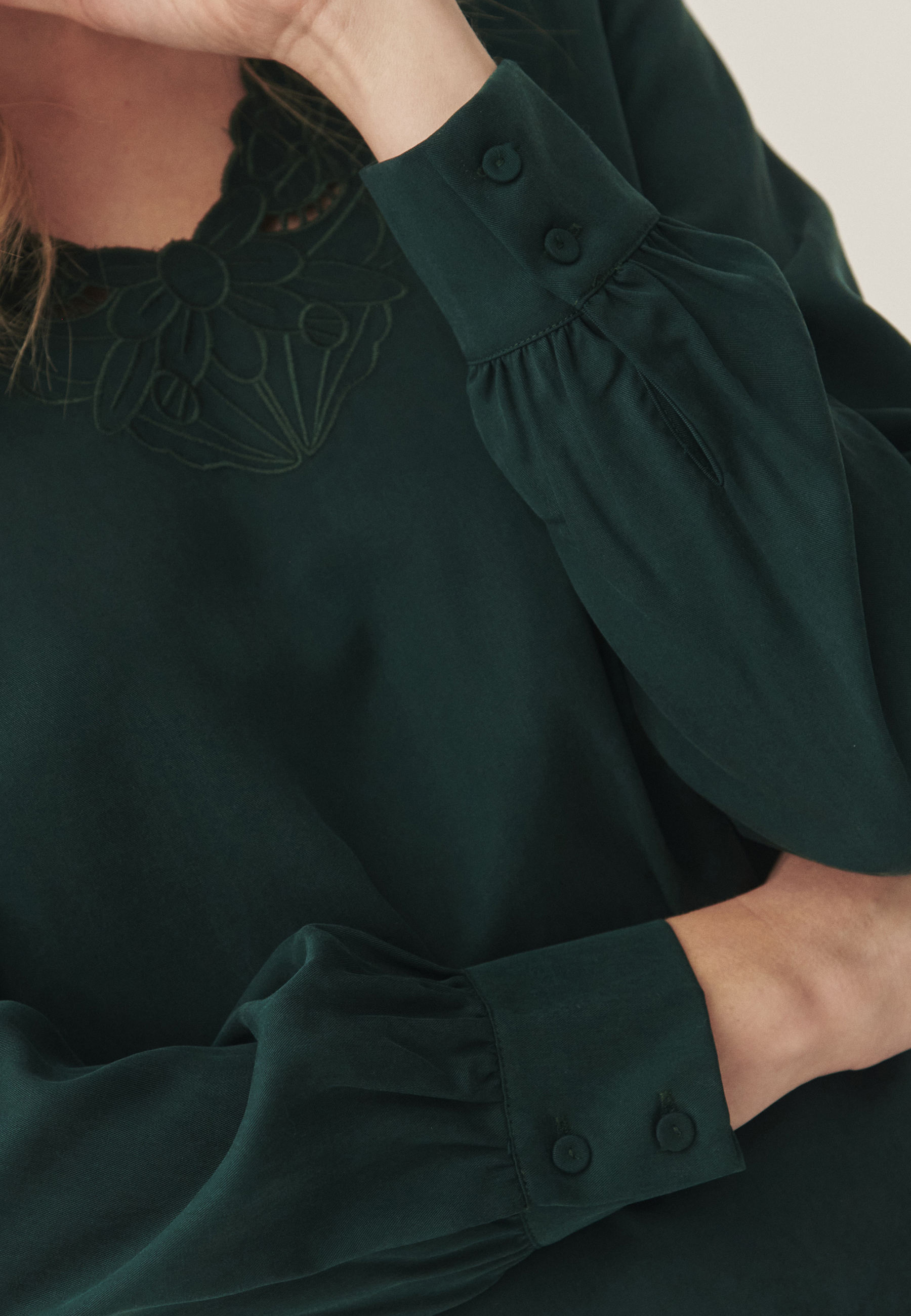 LADIES' WOVEN BLOUSE WITH A SWEETHEART NECKLINE AND LACE EMBELLISHMENT — EMBRO

 GREEN 2