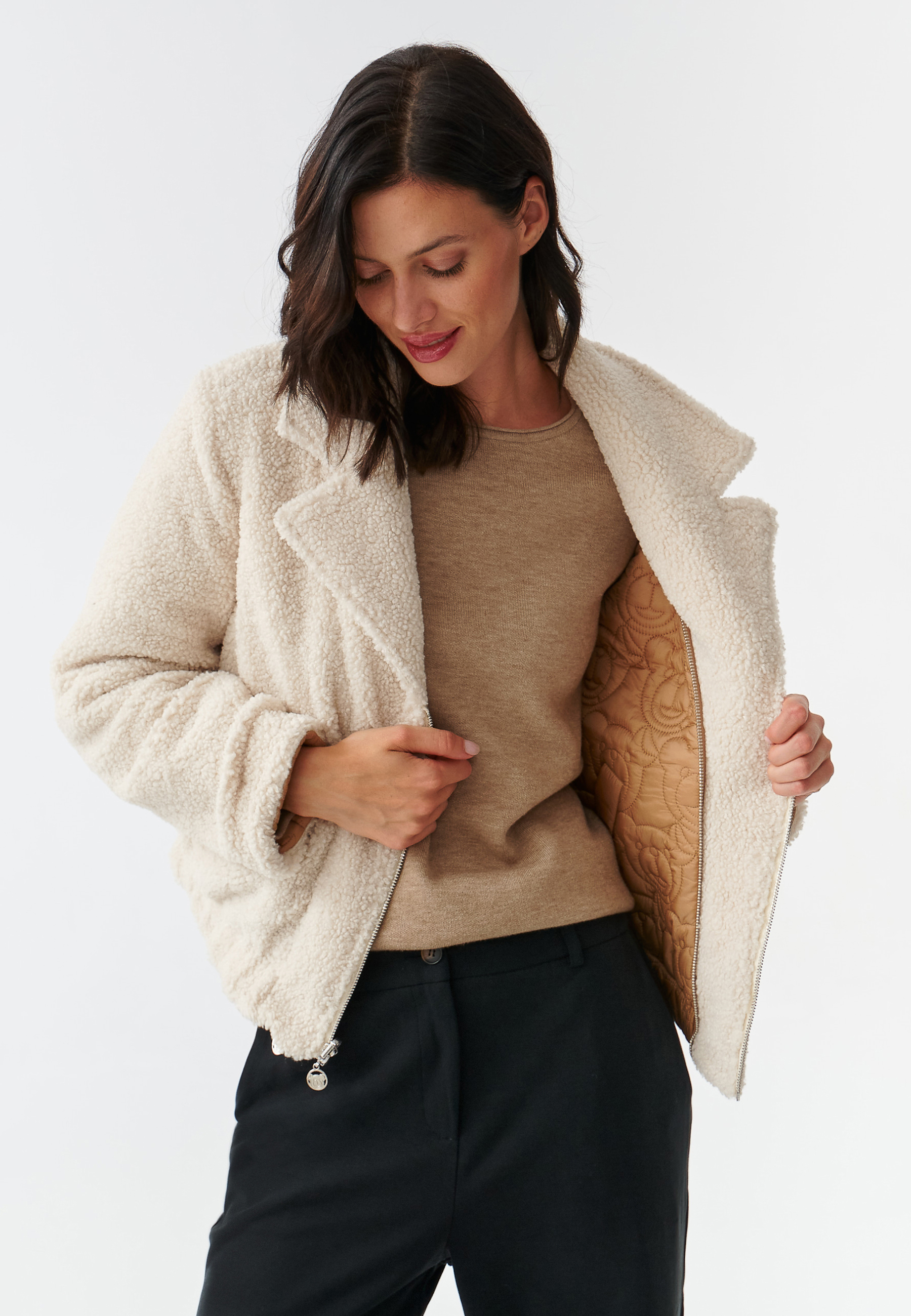 DWUSTRONNA TKANINOWA KURTKA DAMSKA PIKOWANA W MISIA USZATKA BANKARIA BEŻOWY 2