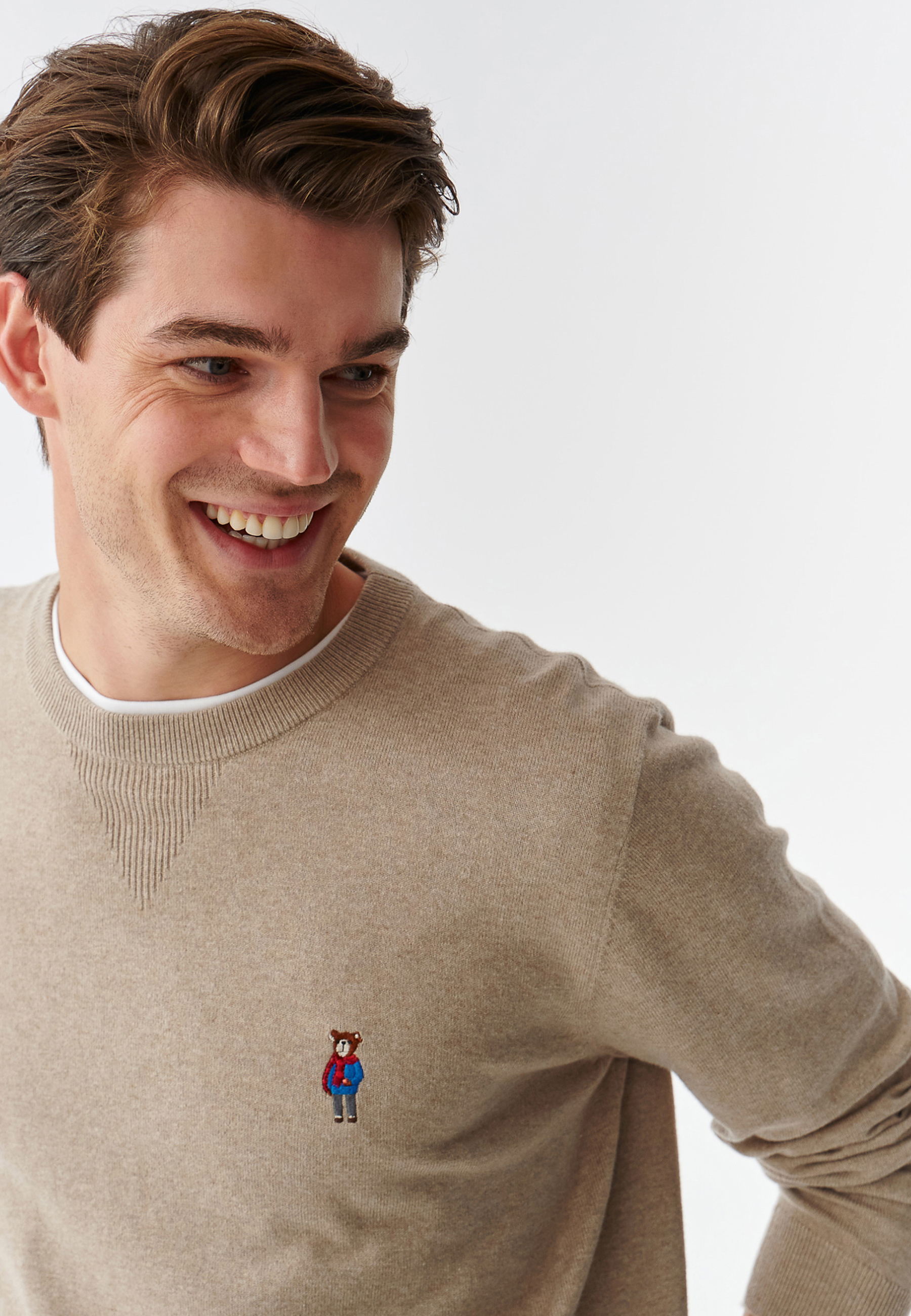 KLASICKÝ PÁNSKY SVETER S VÝŠIVKOU S MOTÍVOM MACKA UŠKA JACK BÉŽOVÁ 2