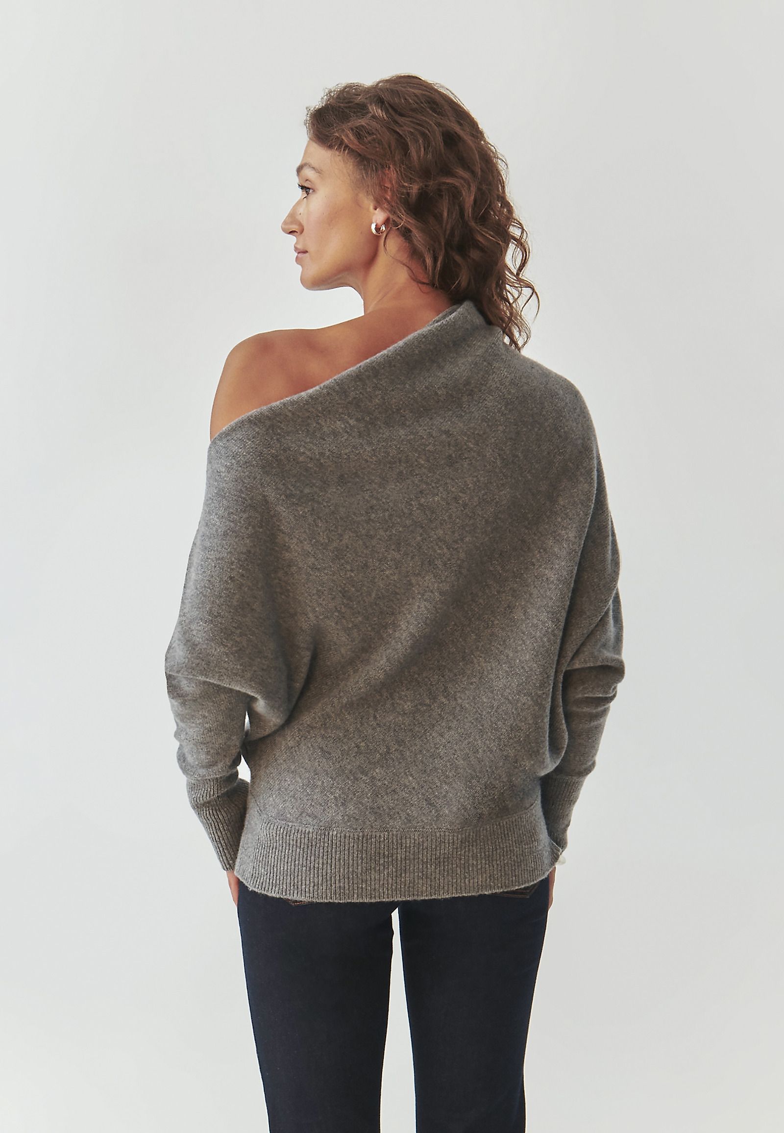 LADIES’ ASYMMETRICAL SWEATER MADE FROM CASHMERE AND WOOL BLEND - NASH LADIES’ ASYMMETRICAL SWEATER MADE FROM CASHMERE AND WOOL BLEND - NASH GREY 103925